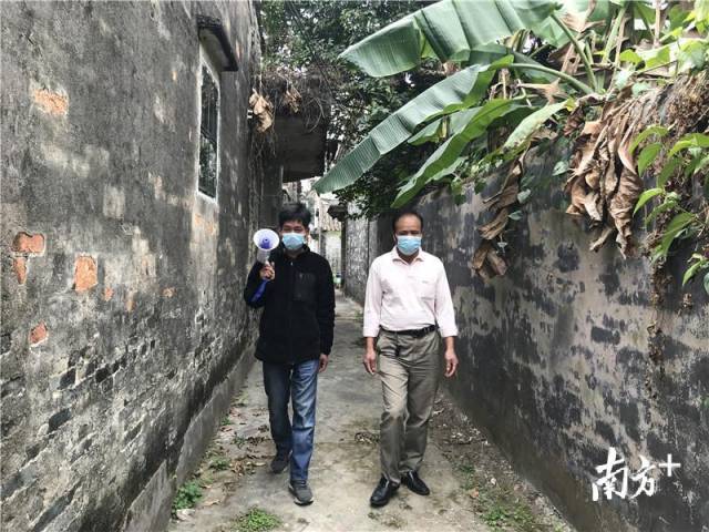 中股村党支部书记司徒远林（右）用大喇叭宣传防疫知识。