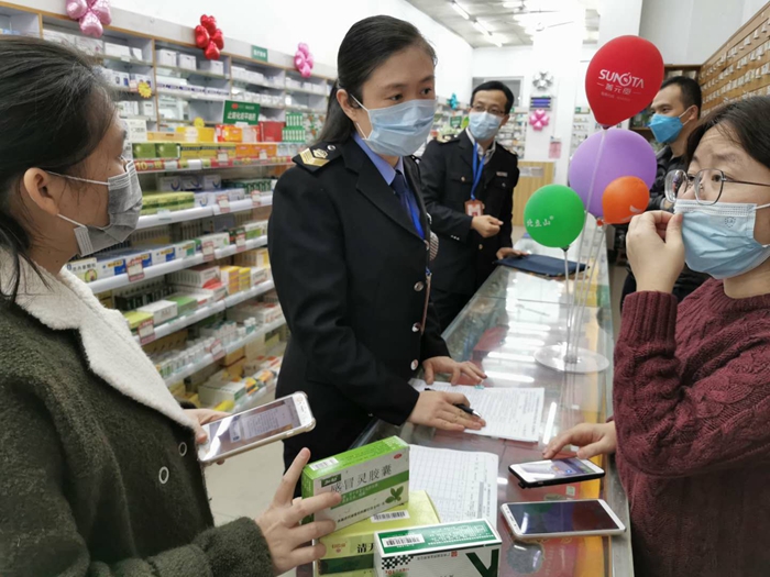 田明明对医用防护服、医用口罩、抗流感病毒药品等进行监督检查，确保疫情防控期间用药用械质量安全.jpg