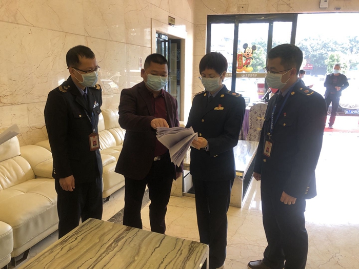 甄雪英局长带队检查餐饮单位复工复产情况.jpg