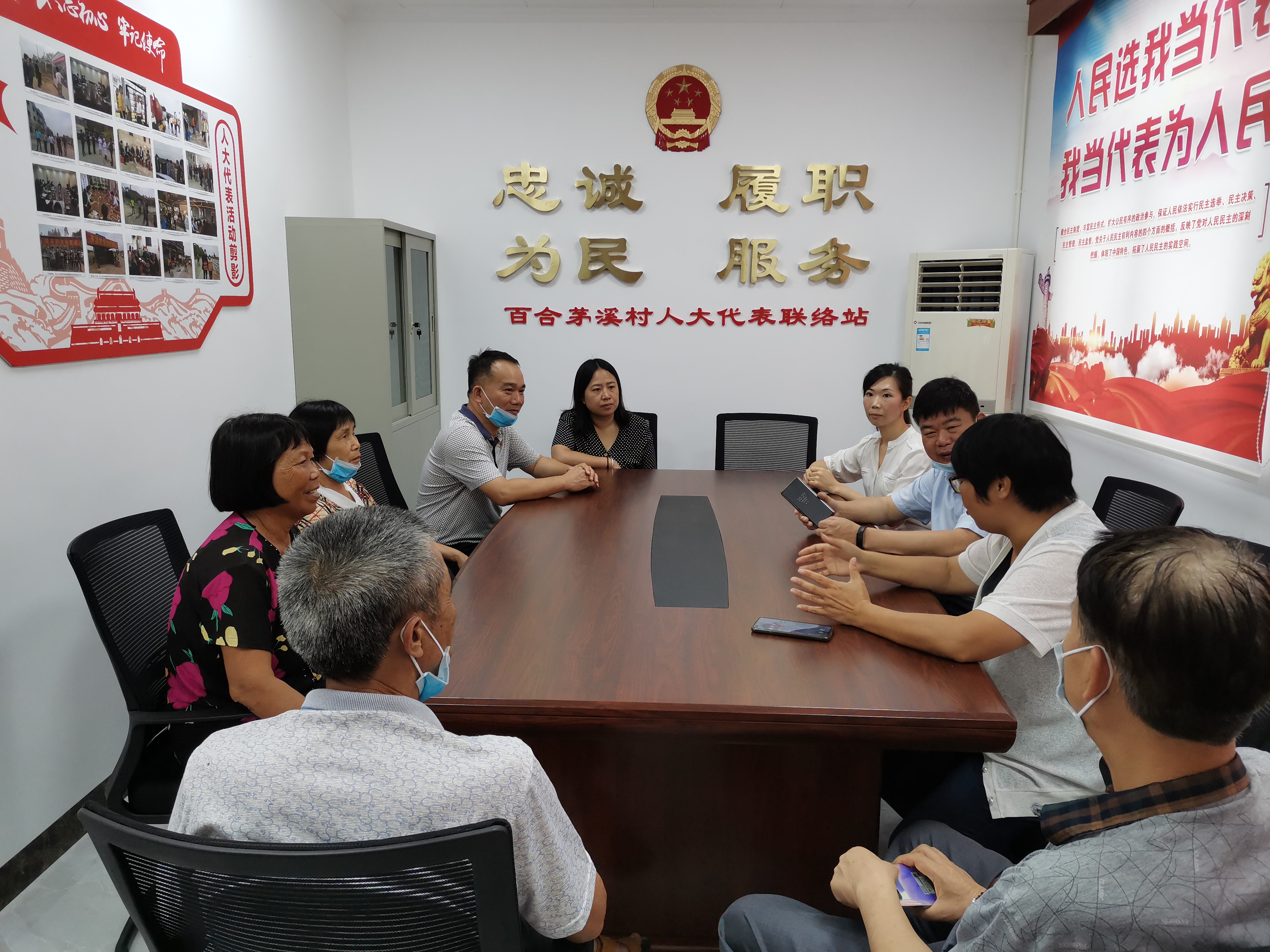 在人大代表联络站开展约见选民群众活动.jpg