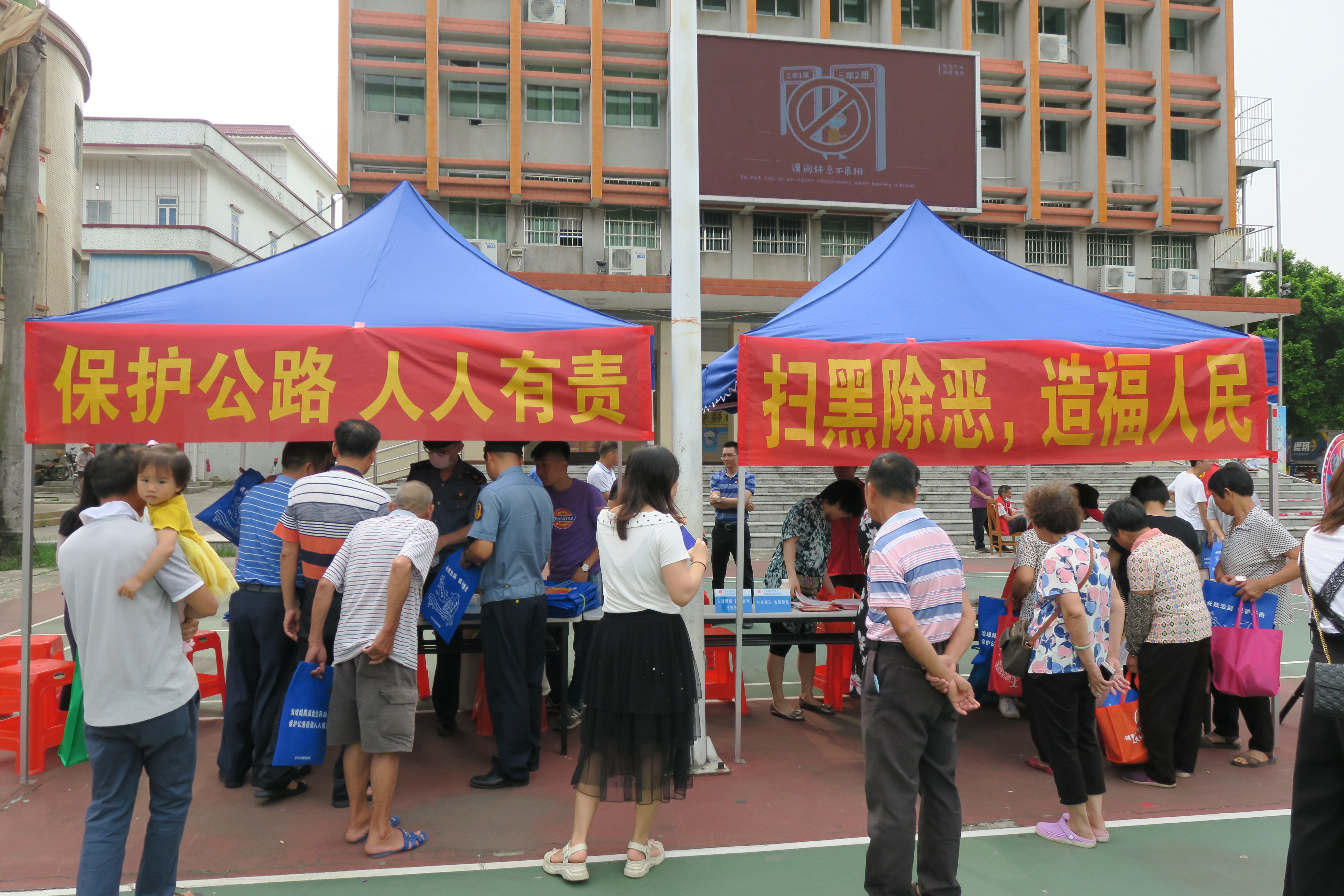 市交通运输局联合多部门深入开展“路政宣传月”“扫黑除恶专项斗争”宣传主题党日活动2.JPG