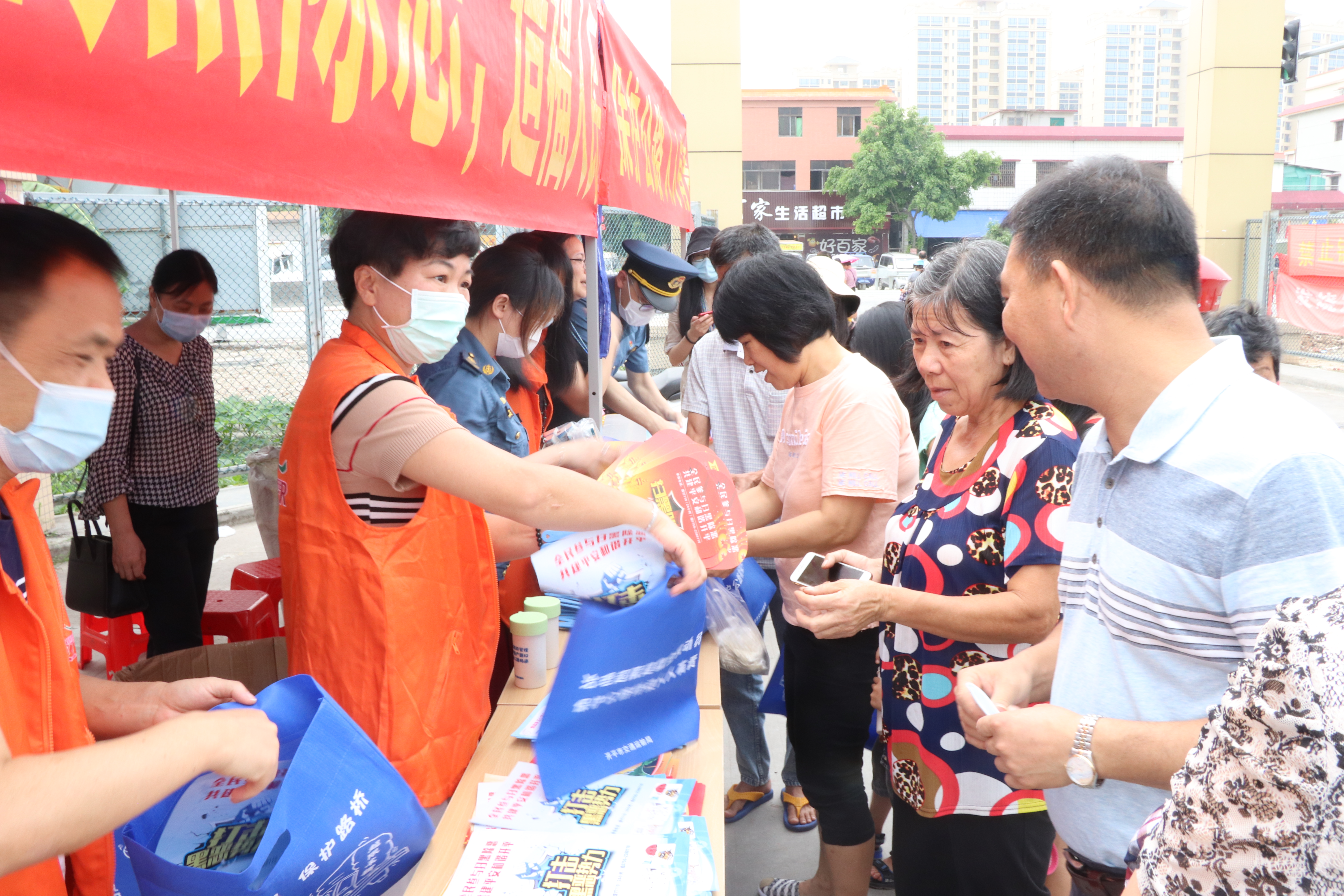 市交通运输局联合多部门深入开展“路政宣传月”“扫黑除恶专项斗争”宣传主题党日活动4.JPG
