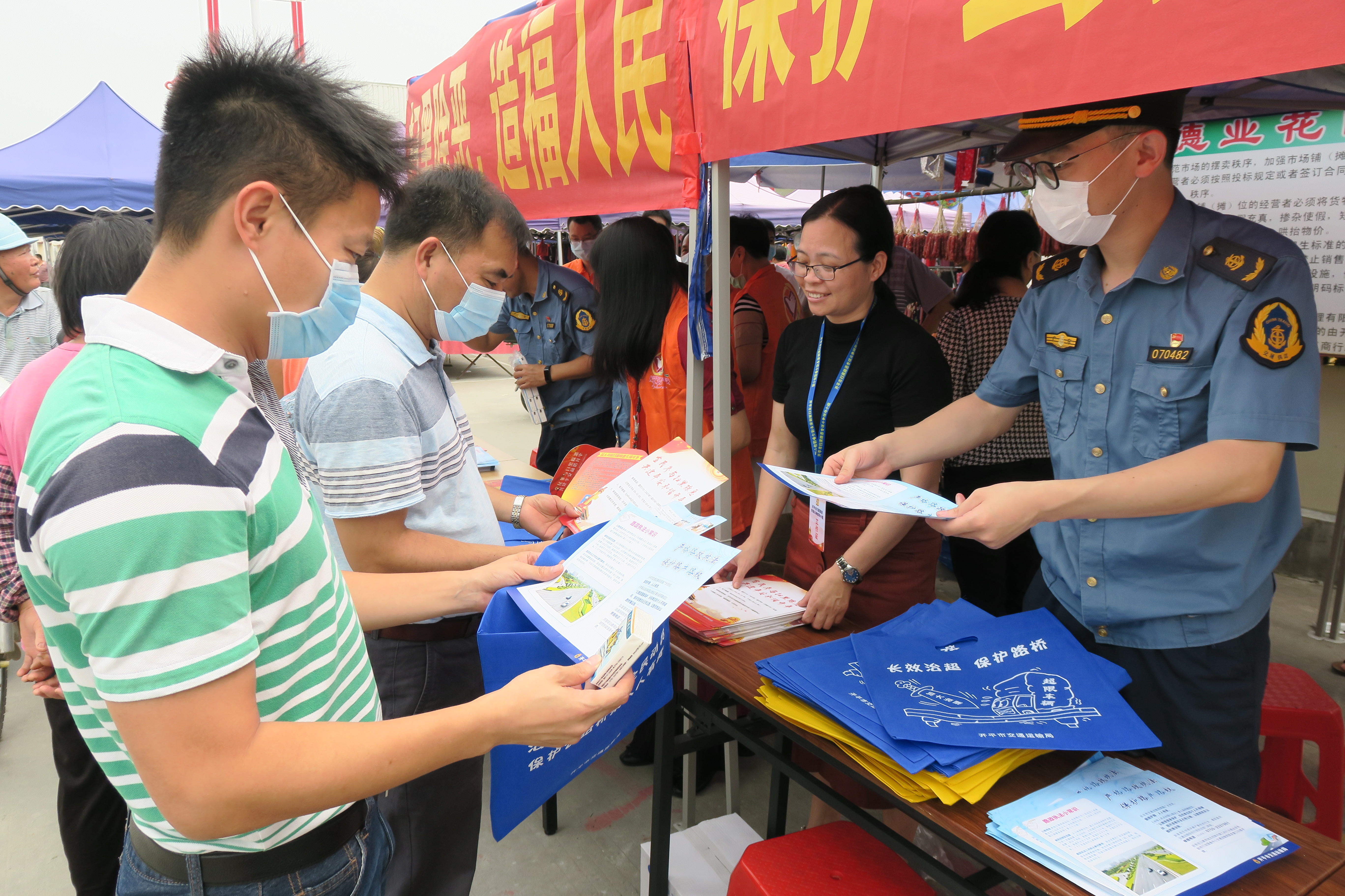 市交通运输局联合多部门深入开展“路政宣传月”“扫黑除恶专项斗争”宣传主题党日活动5.JPG