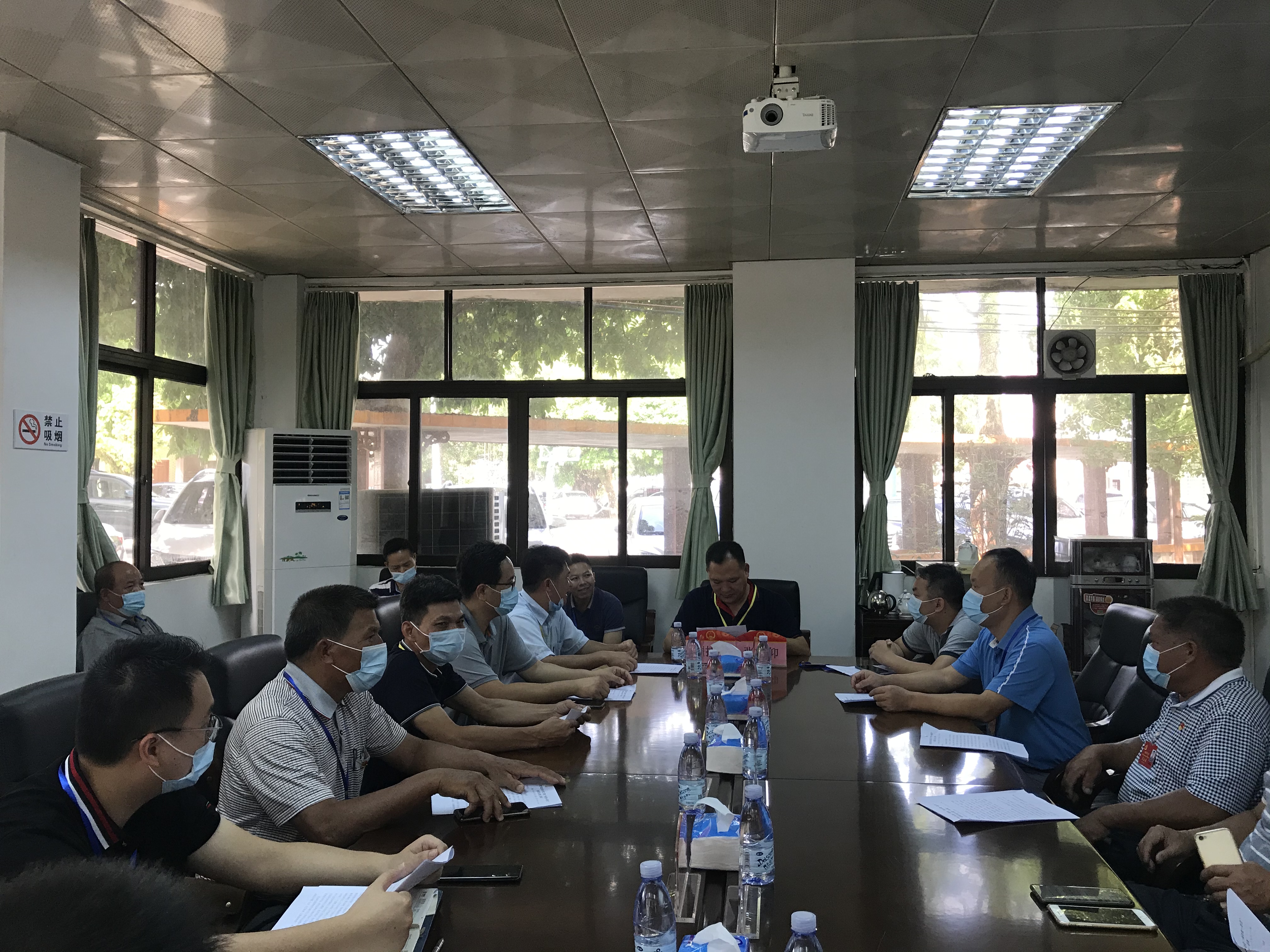 座谈会.jpg