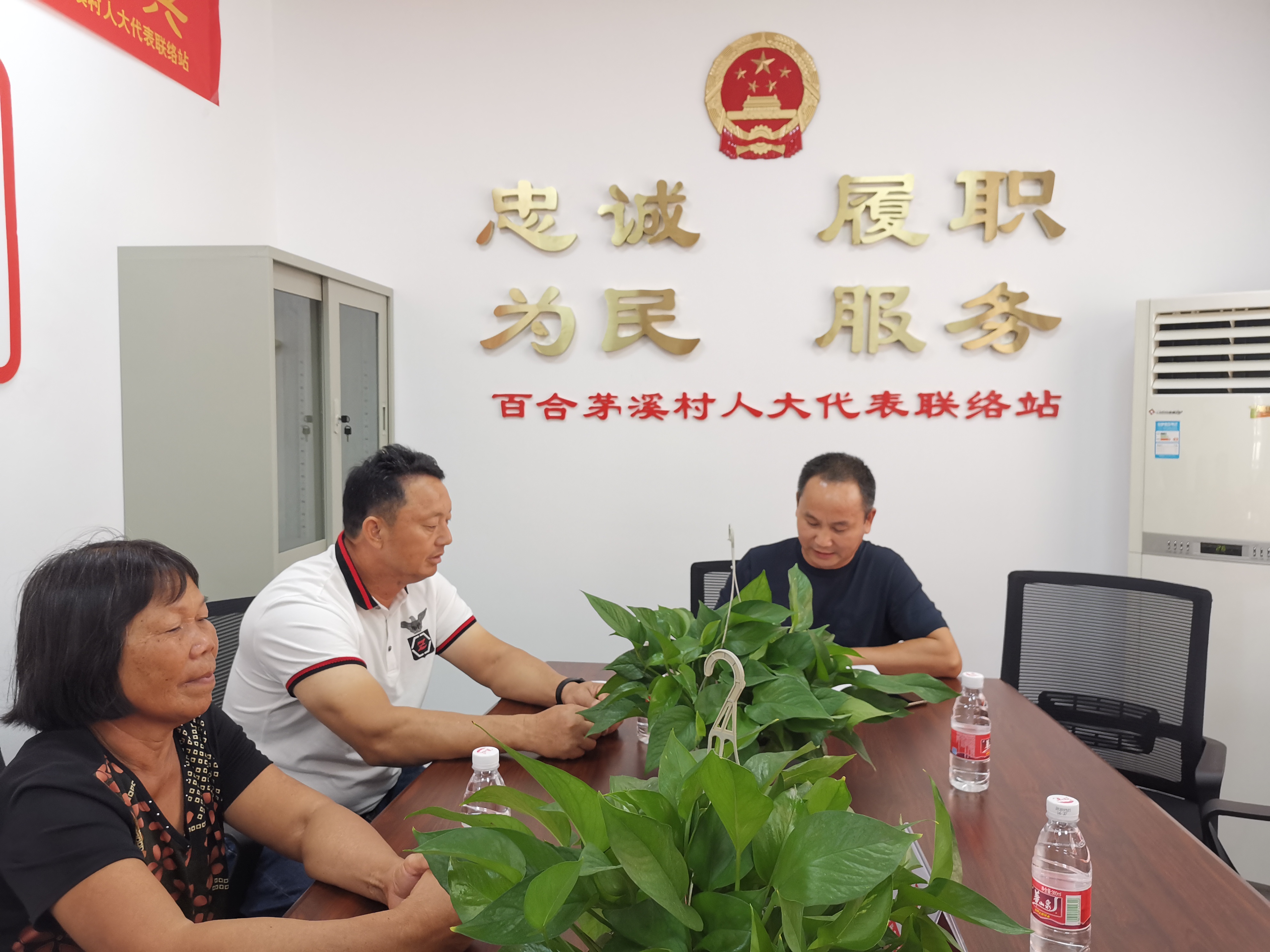 茅溪村党支部书记、村委会主任周仕柏认真记录代表建议.jpg