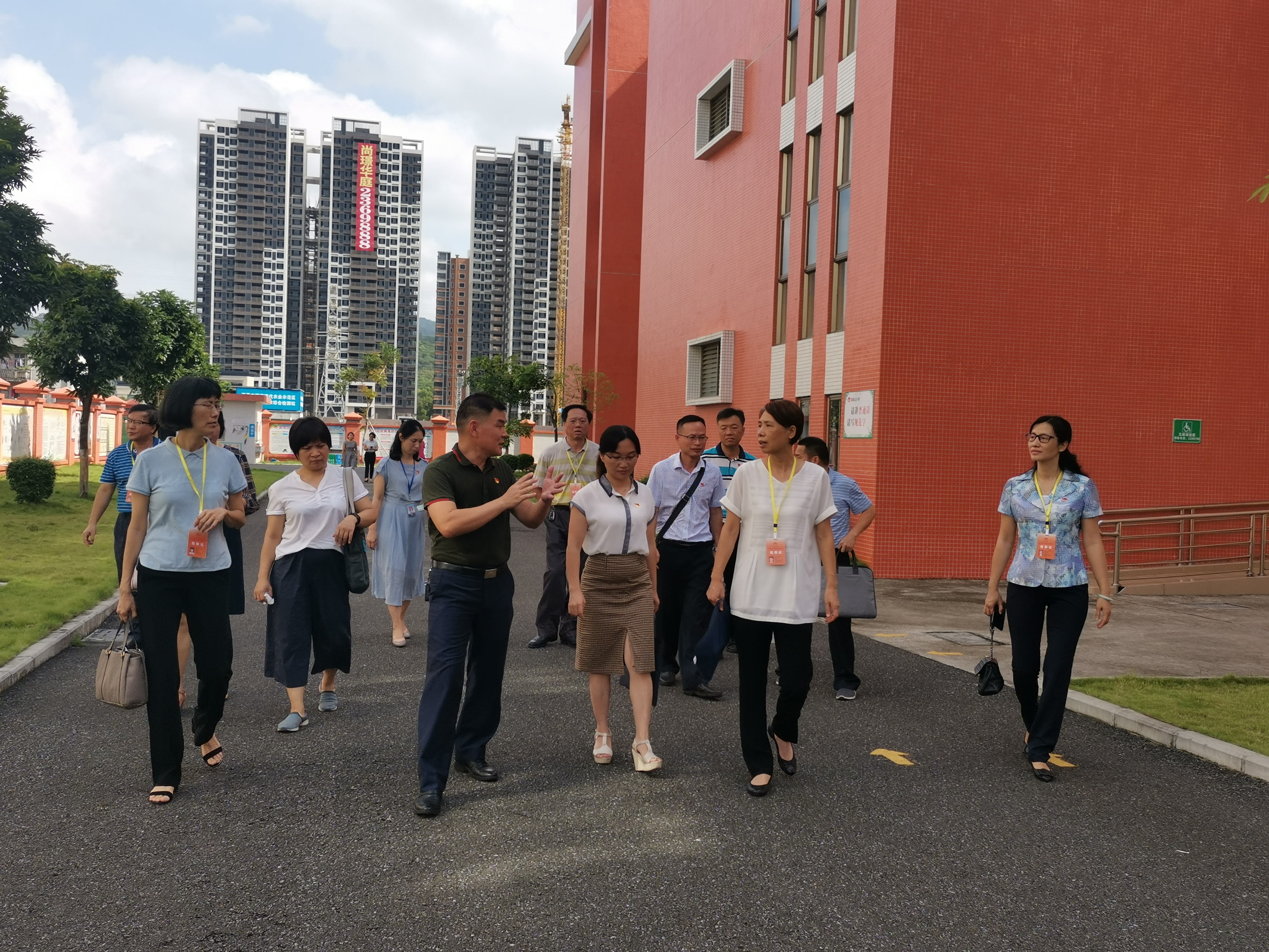 5  在梁金山小学调研.jpg