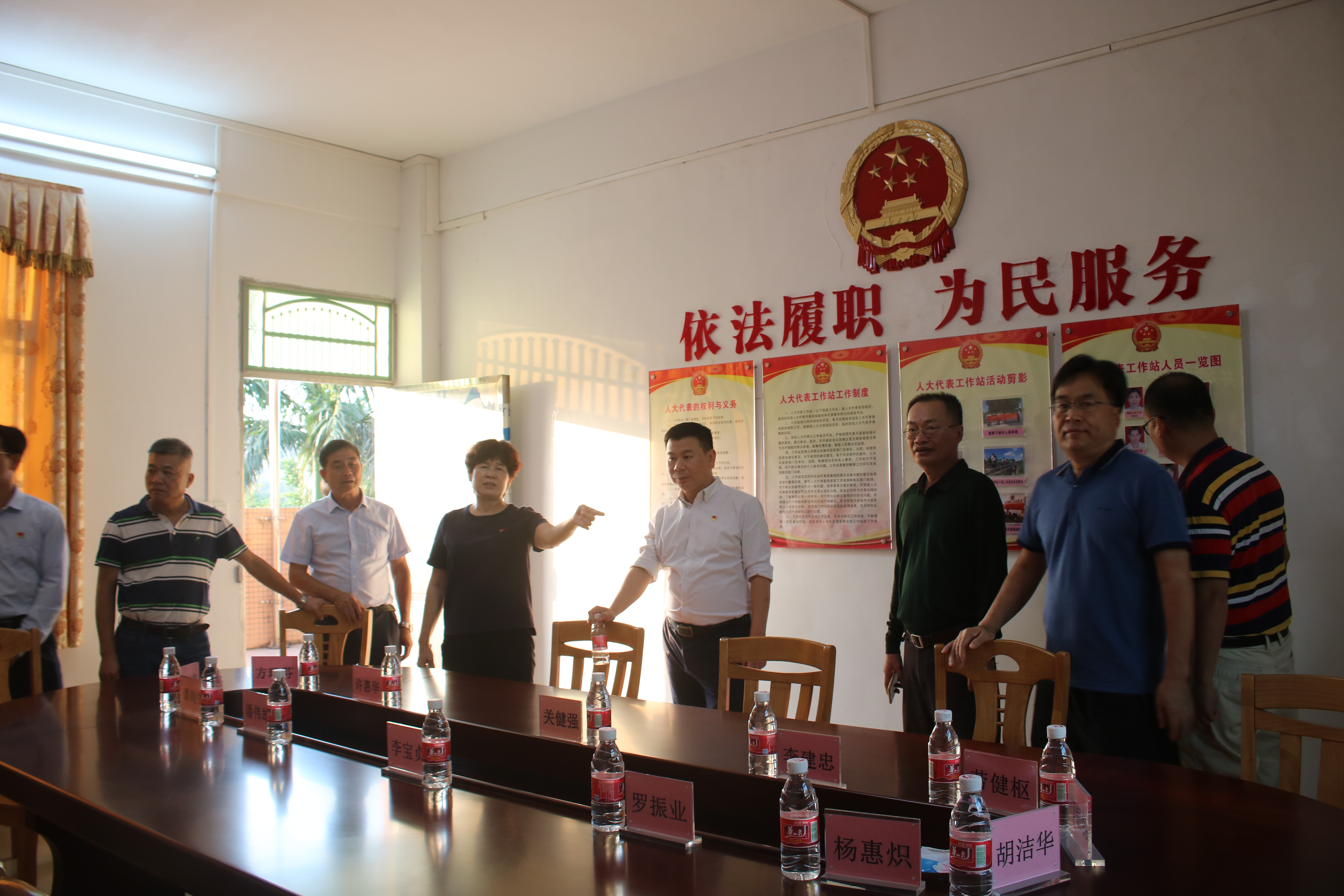 视察下丽村人大代表联络站2.JPG