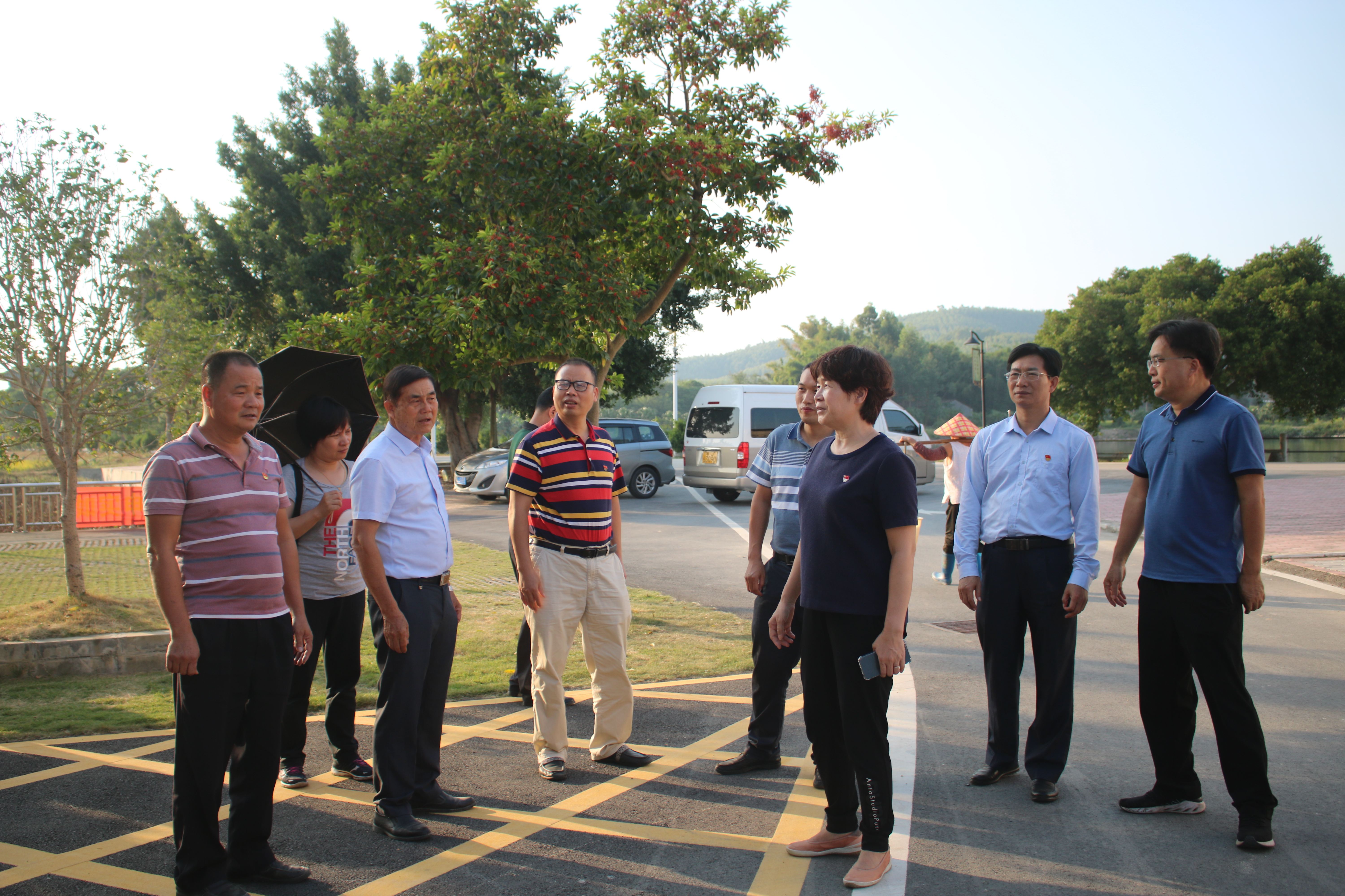 视察下丽村人居环境整治情况.JPG