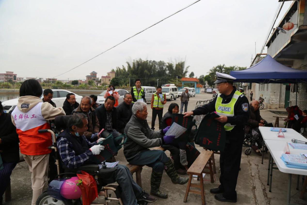 惠群社工与交警人员向社区居民发放宣传资料.png