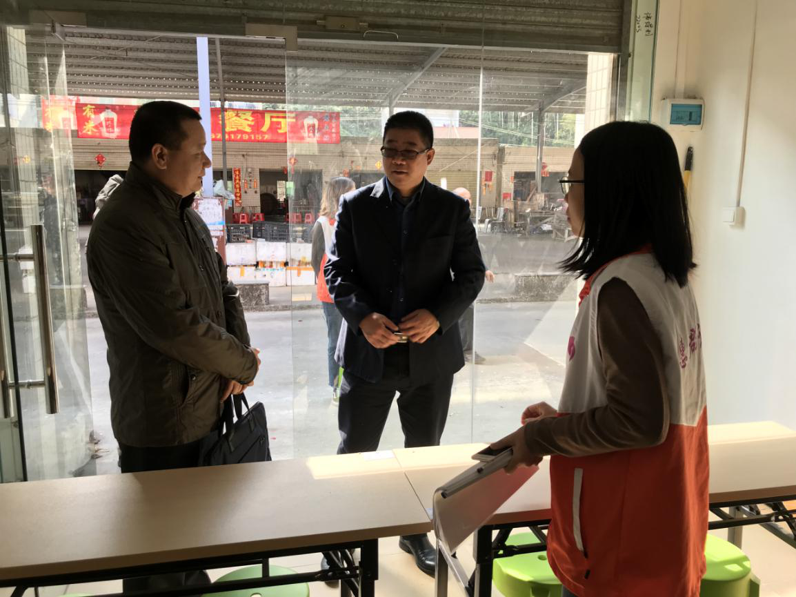 项目社工向中共亚星官网
委政法委副书记杨飘(左)、中共龙胜镇党委副书记劳振辉(中)现场介绍项目改造情况.png