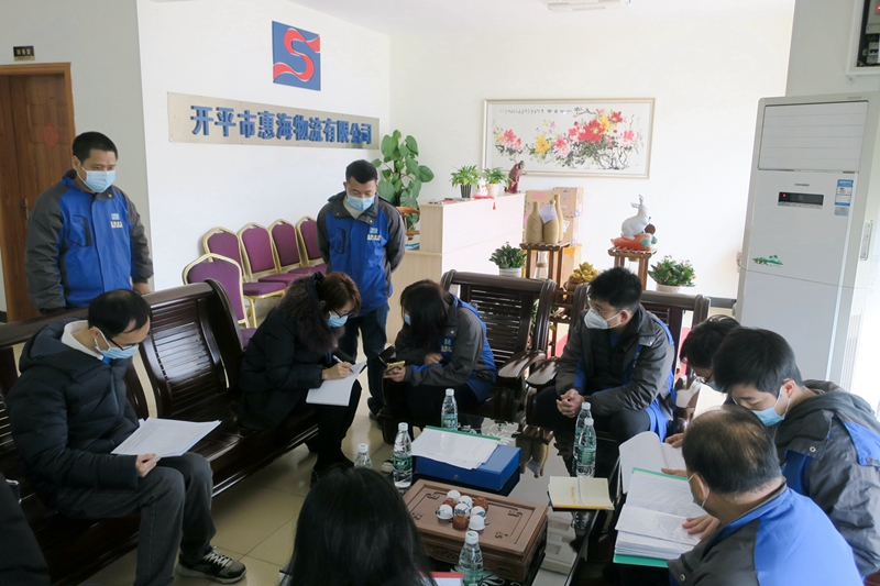 吴协和总工程师率队检查冷库单位的冻品出入台账.jpg