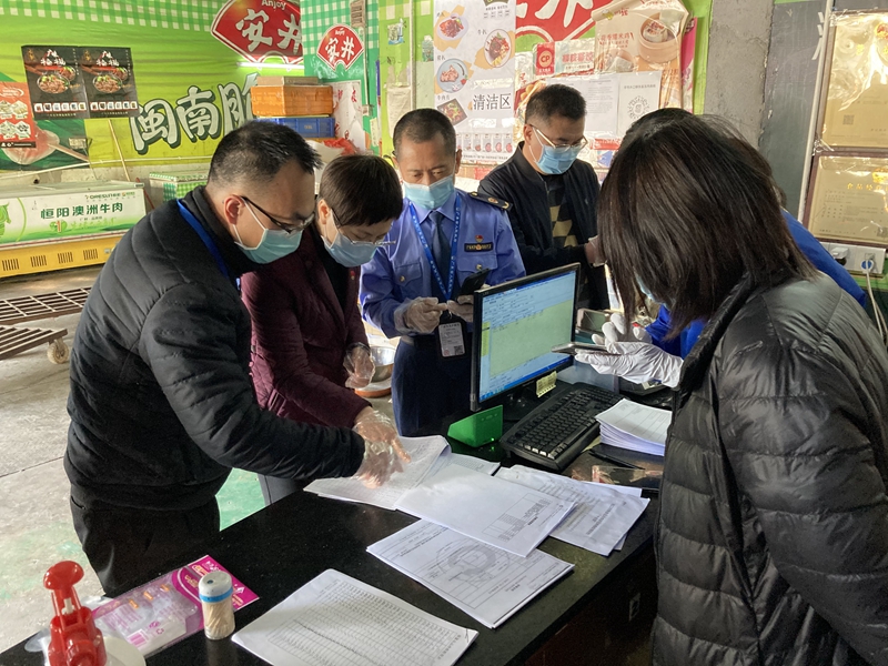 甄雪英局长带队检查冷库单位的出入台账.jpg