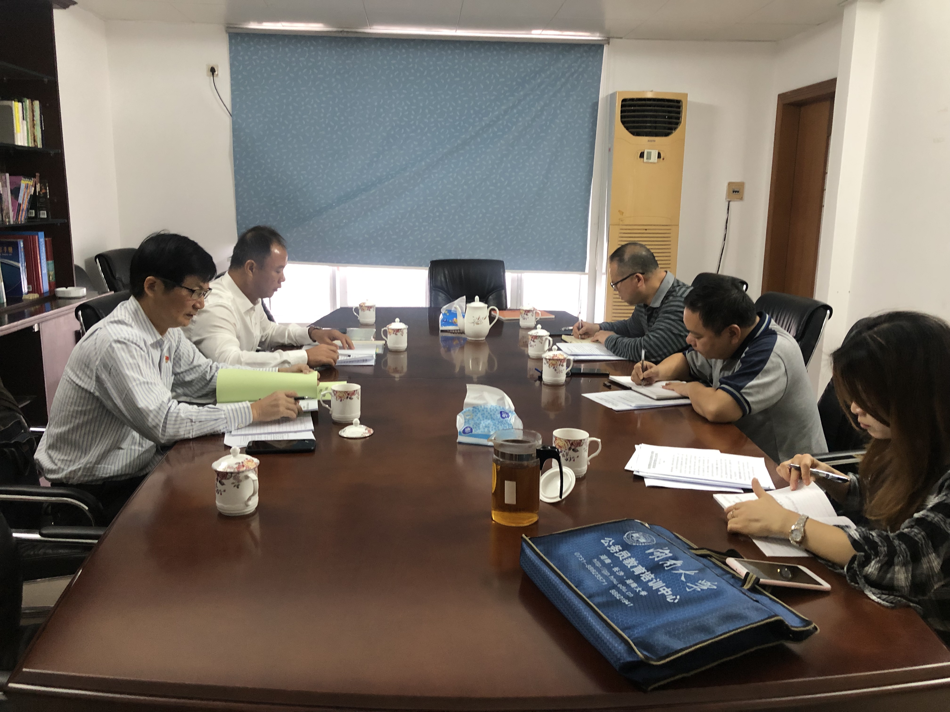 市城管局党组召开主题教育调研成果交流会暨对照党章党规找差距专题会议.jpg