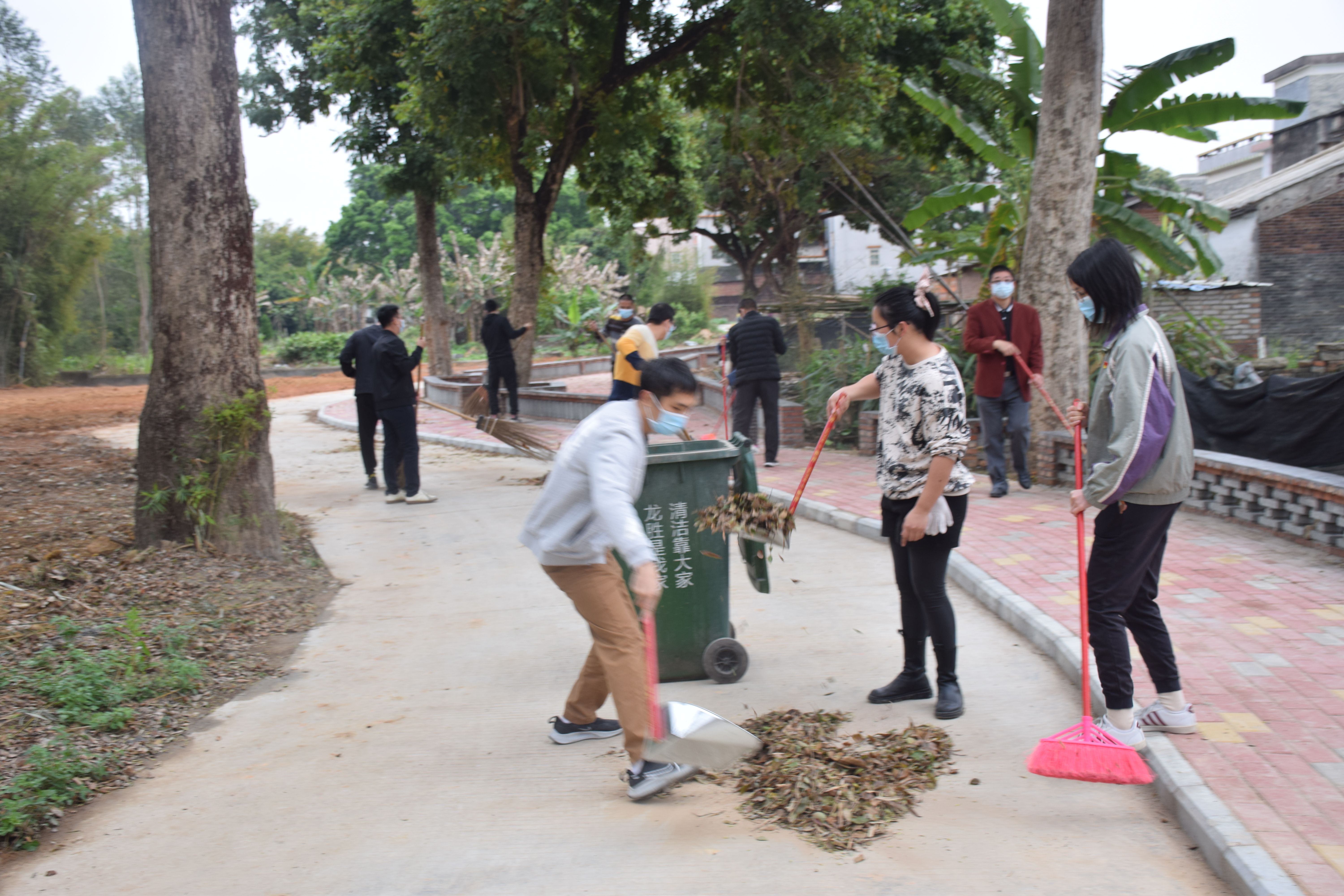 6开展环境整治清洁行动.JPG