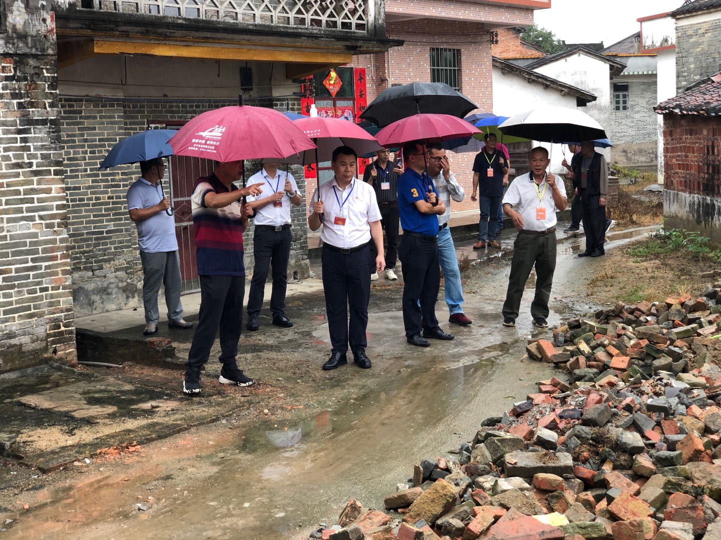 1视察桥联村委会四间村、横巷村.jpg