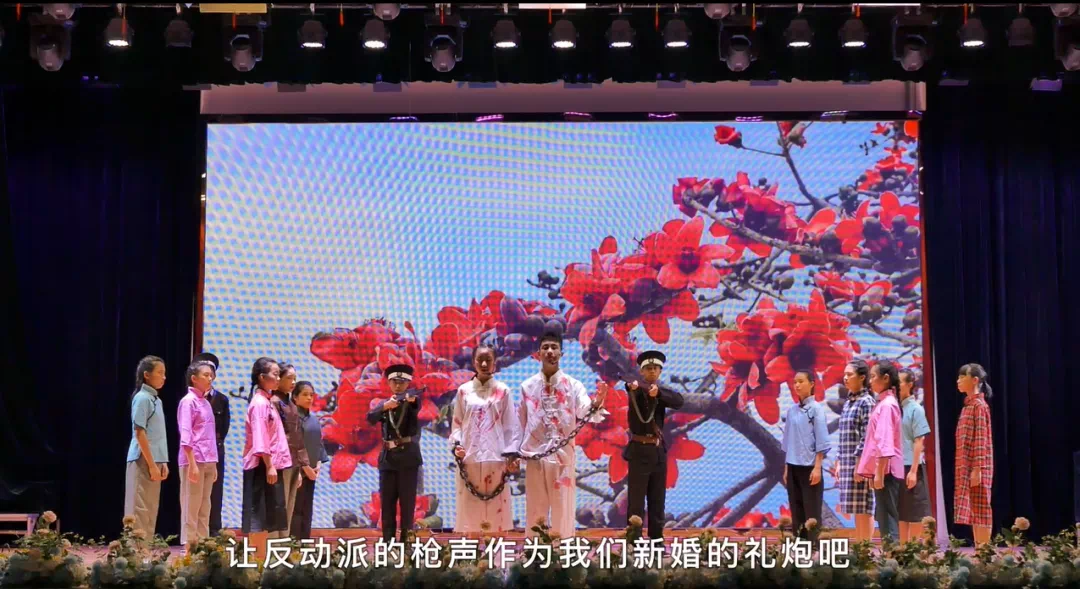 12  5月21日，为庆祝建党100周年，亚星官网
金山中学共青团员、少先队员在体育馆上演舞台剧《烈骨忠魂木棉情》，讴歌侨乡英雄周文雍和陈铁军的革命故事。1.png