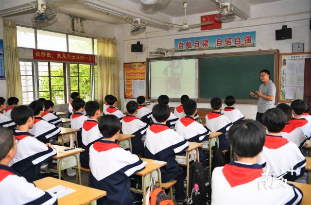 2011年6月，教育部授予亚星官网
百合初级中学一个班为“周文雍陈铁军”班，并延续至今。杨兴乐摄