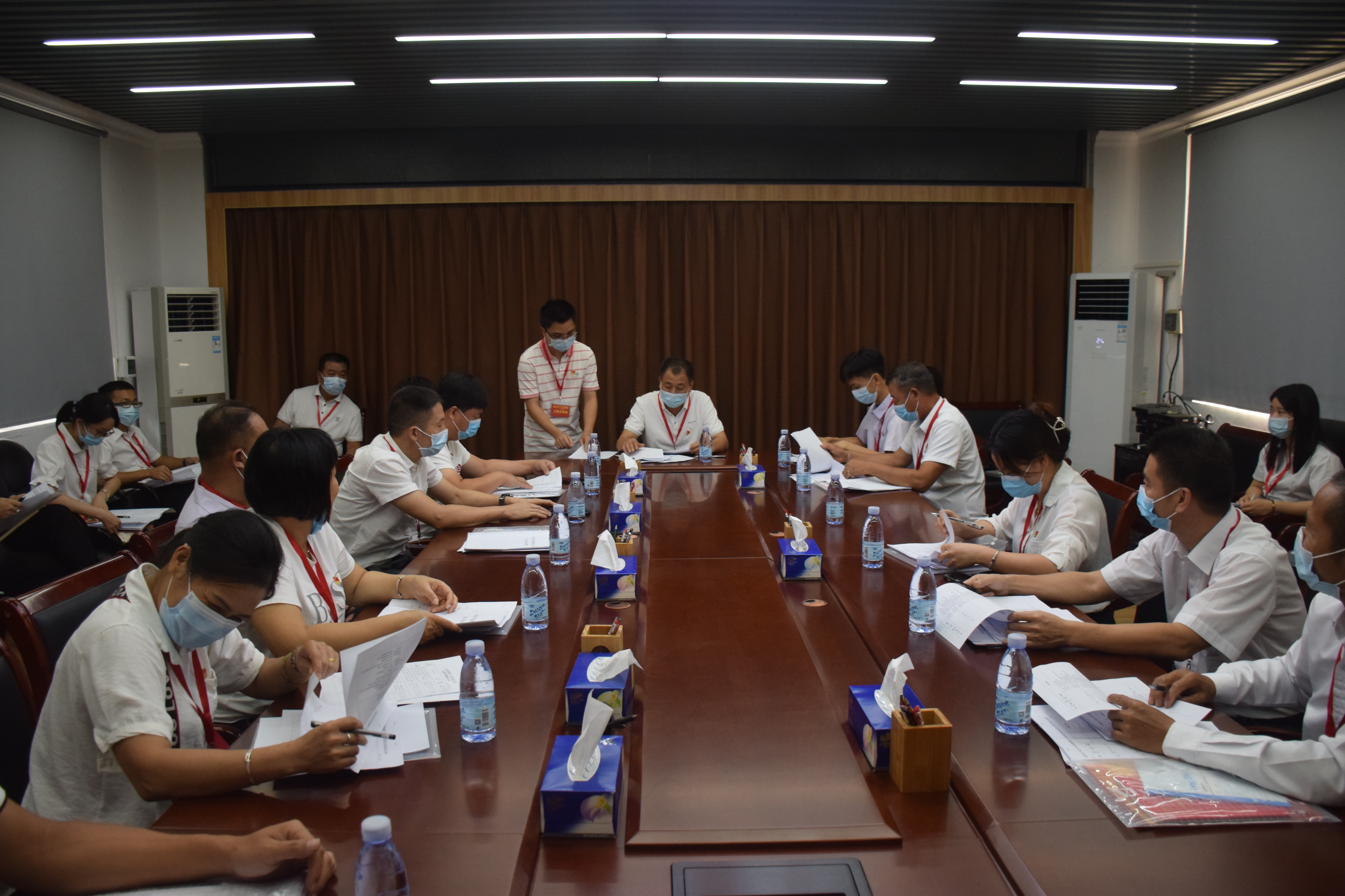 7各位代表团分组讨论.JPG
