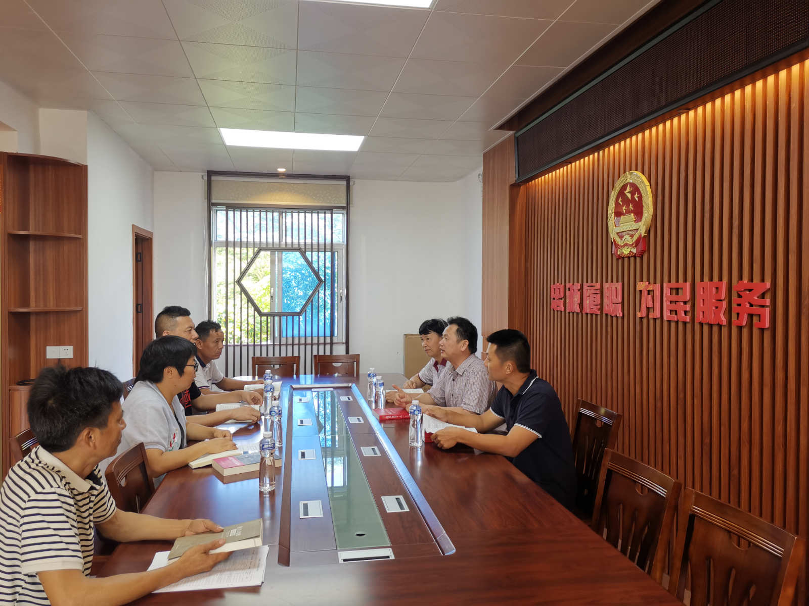2百合镇人大代表借助图书室资源，“大学习、深交流”，提升履职能力及综合素质_meitu_5.jpg
