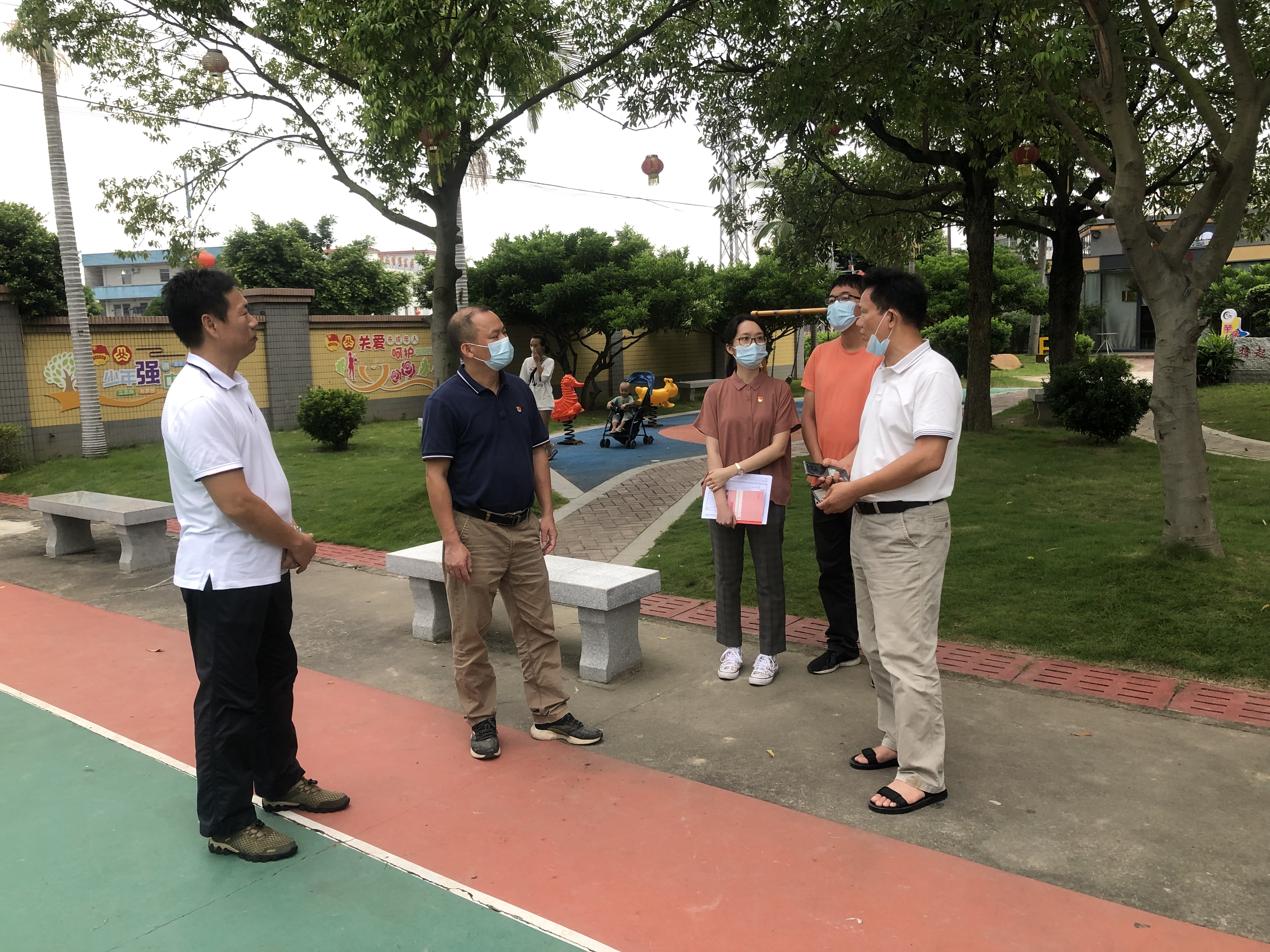 2龙胜镇党委副书记吴伟雄向调研组讲解龙胜镇工会阵地建设和人员配备情况.JPG
