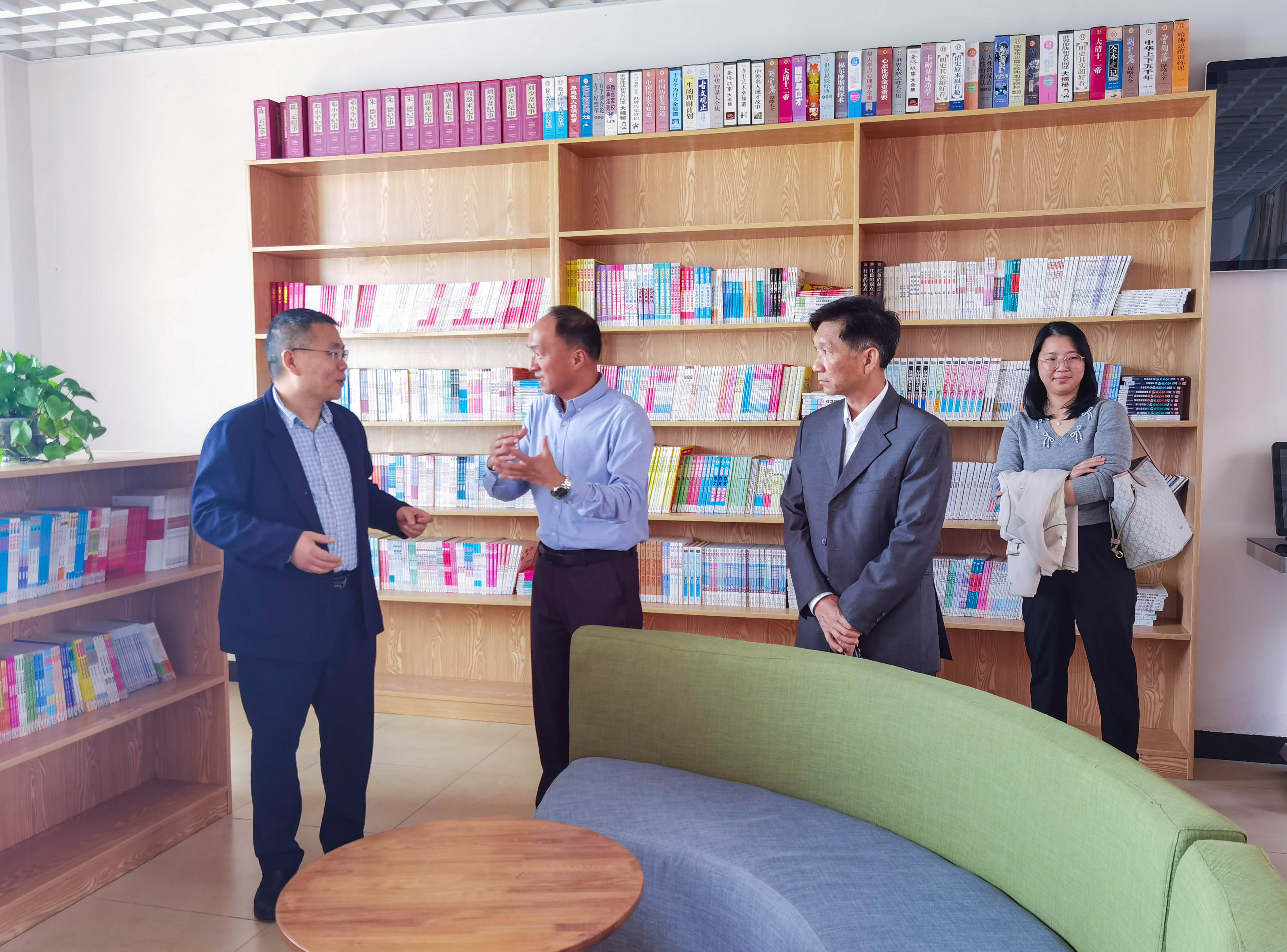 3.贾汇亮教授赞赏翠山湖实验学校学生阅览室环境设置.jpg