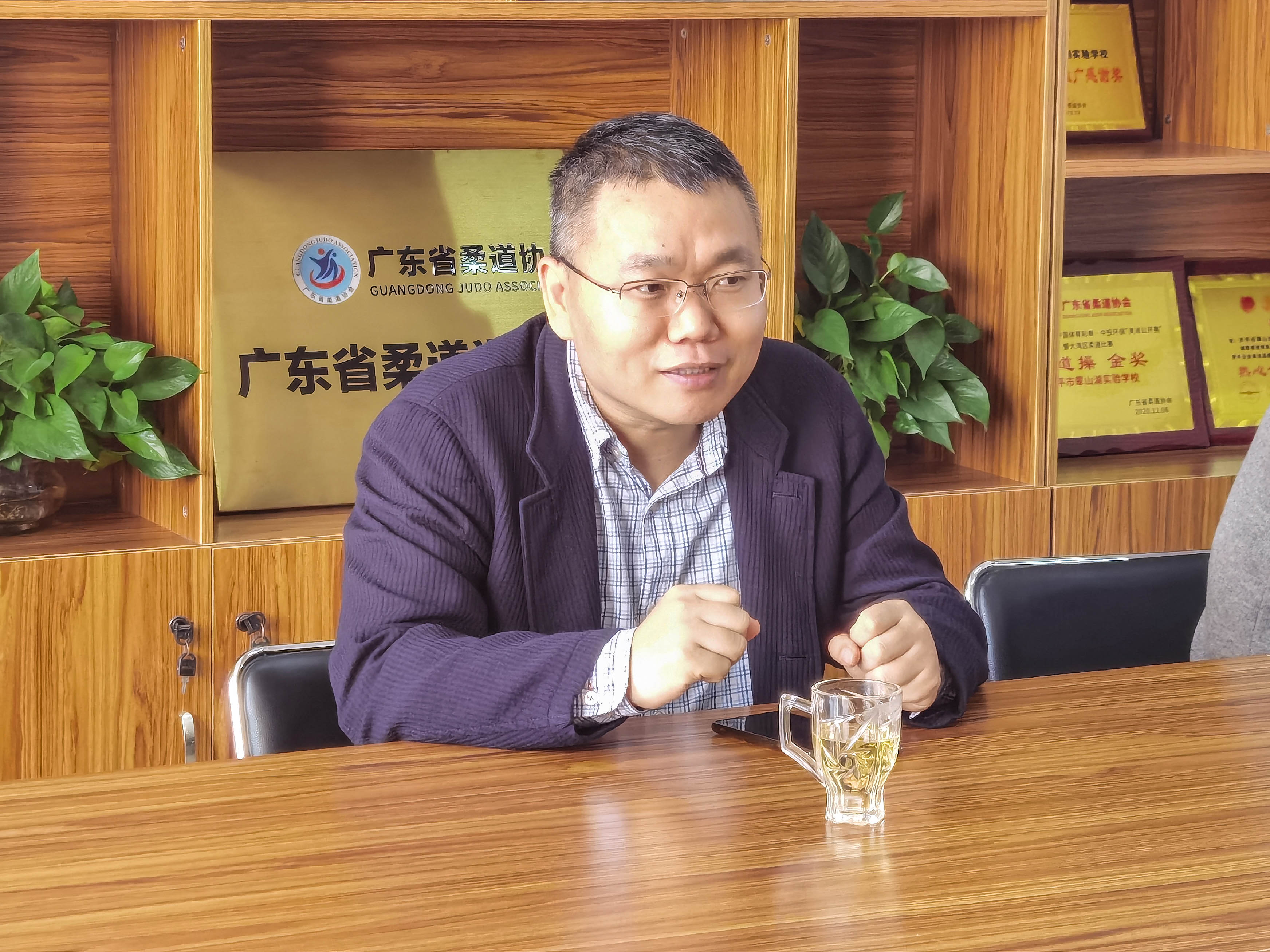 7.在听取汇报后，贾汇亮教授对学校开展教师信息技术应用能力提升校本研修工作提出指导意见和具体要求.jpg