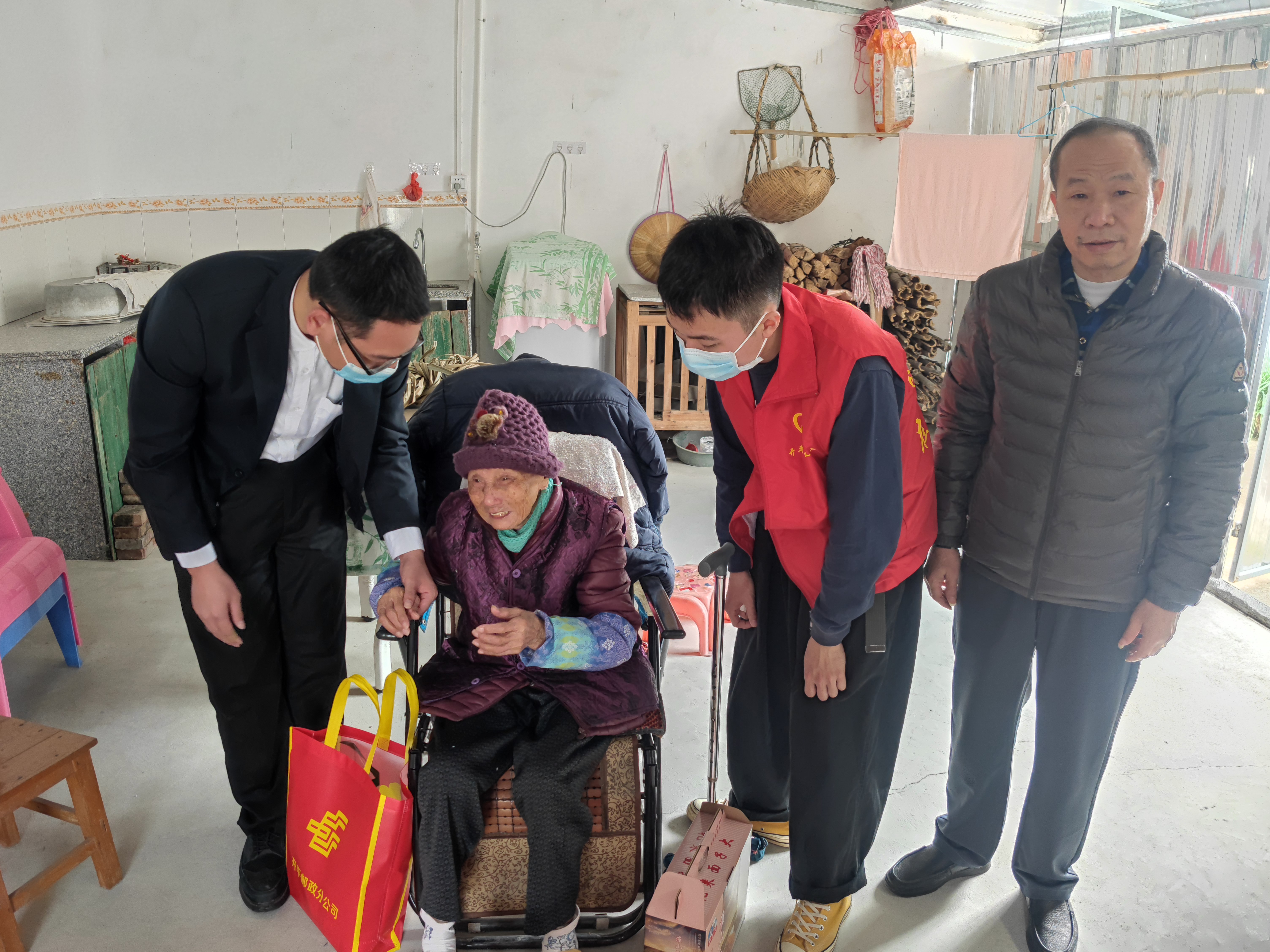 4. 入户慰问红光村高龄“五老人员”并为其办理年审.jpg