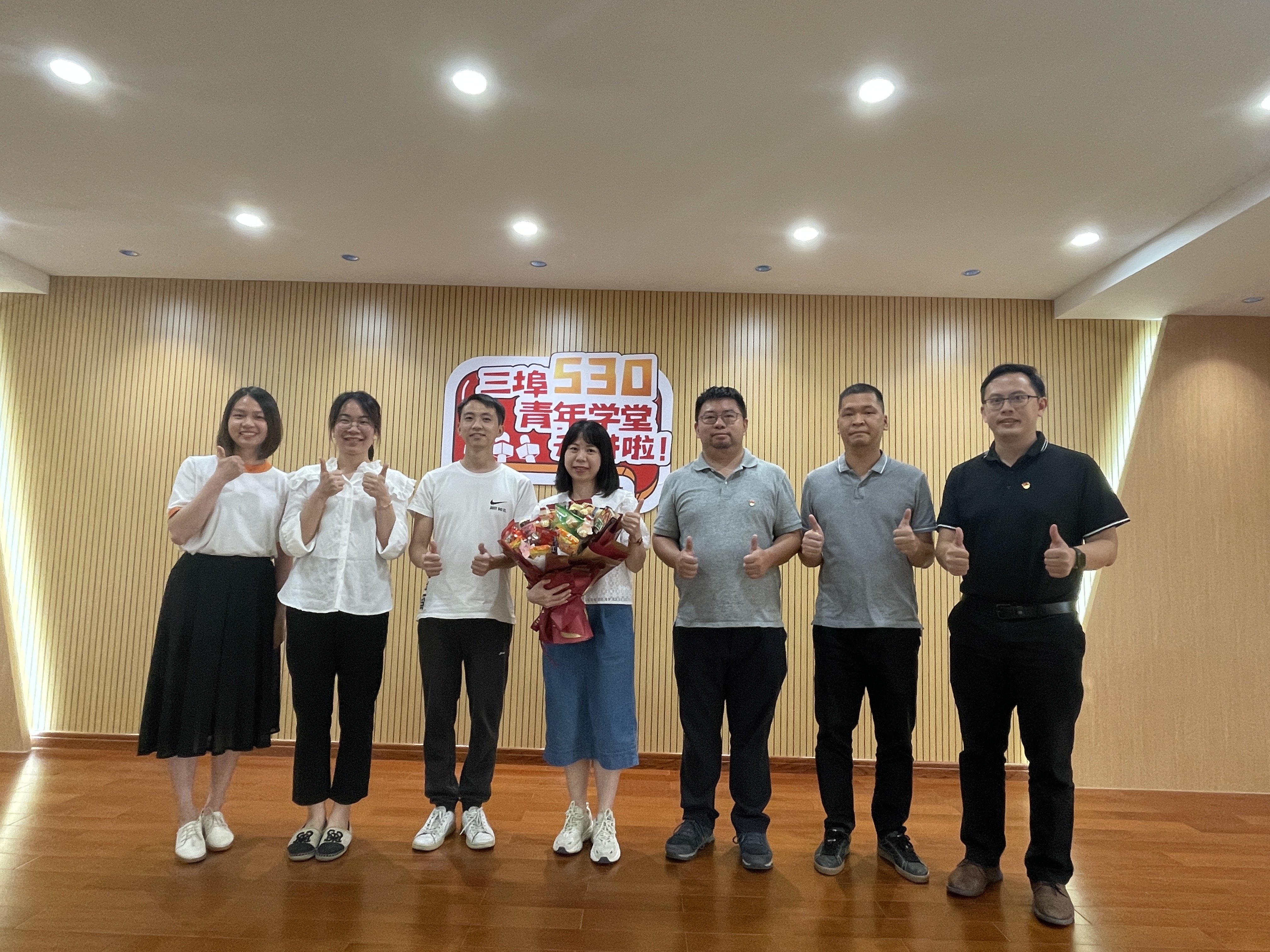 办事处主任张健钊同志为学员们颁奖.jpg