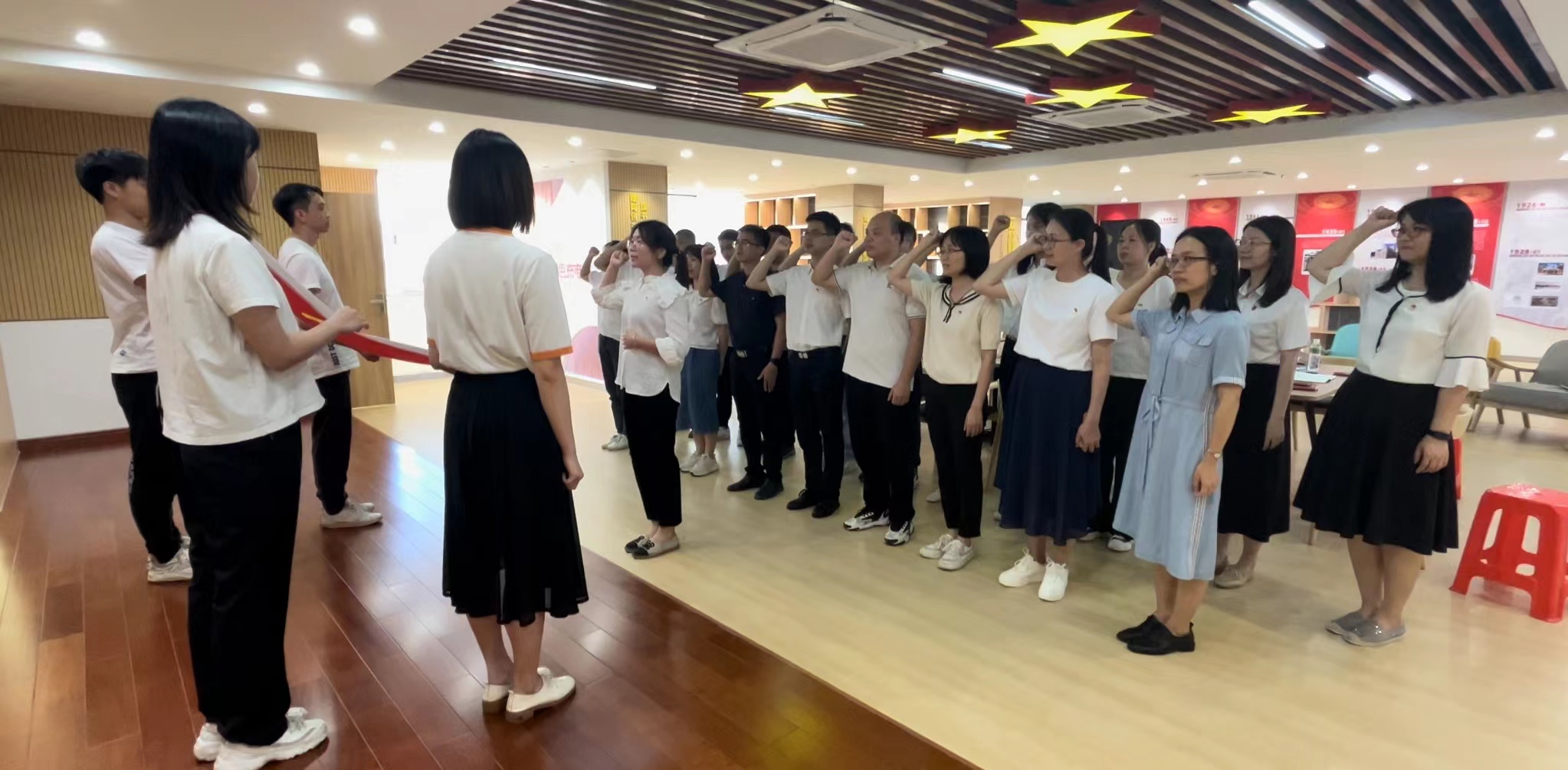 学员们重温入党誓词.jpg