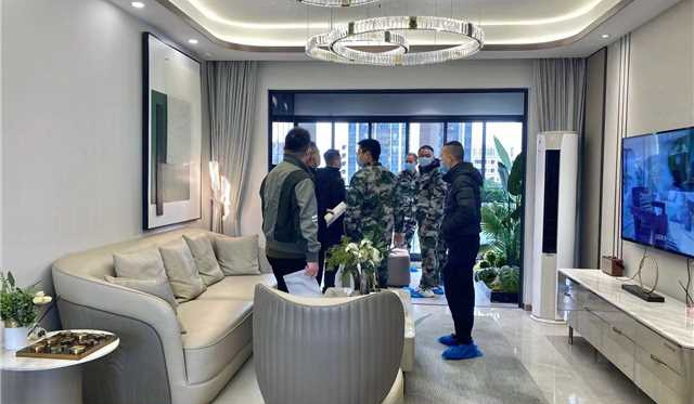 参观样板房.jpg