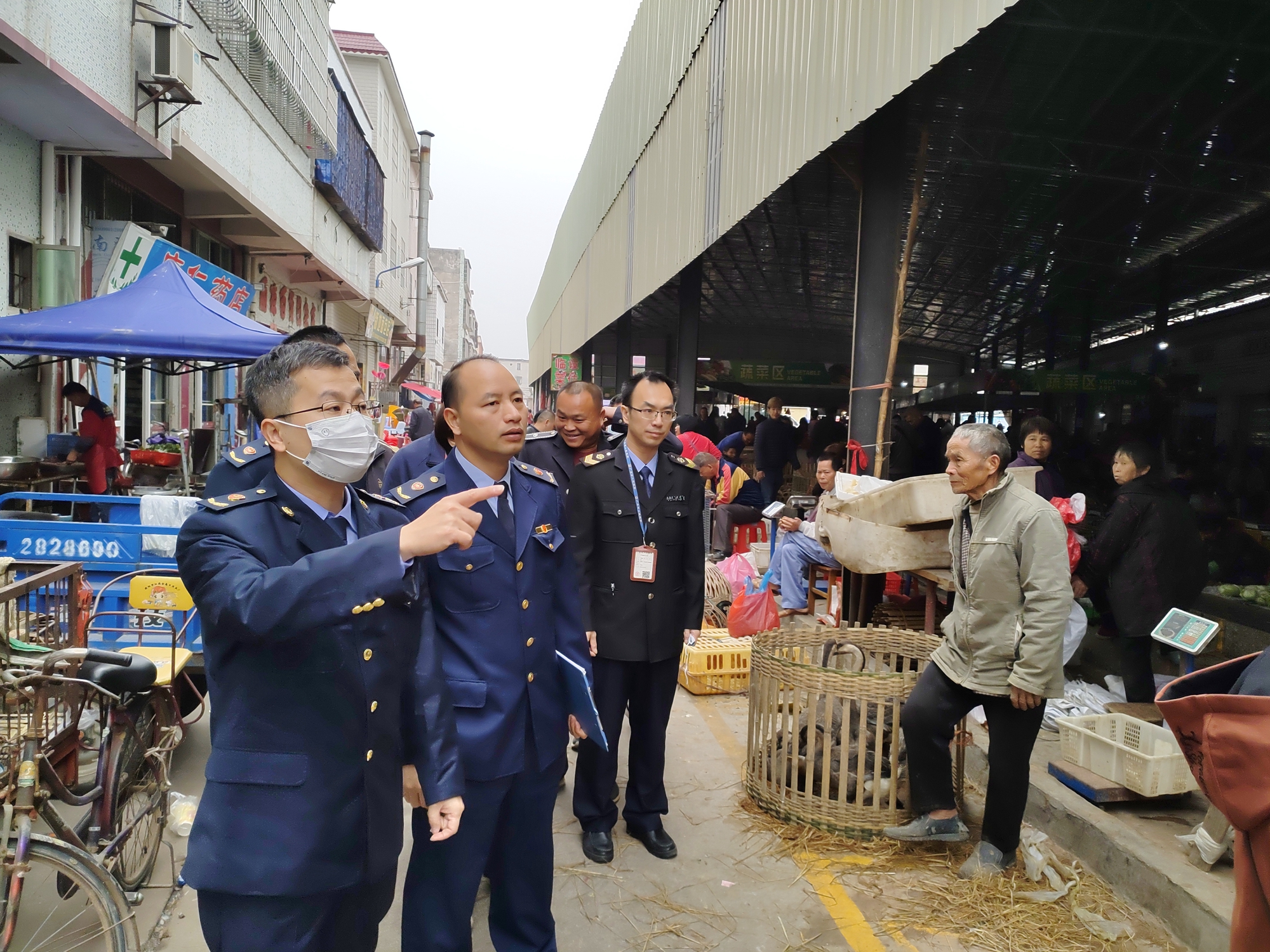 张副局长带队到马冈市场检查.jpg