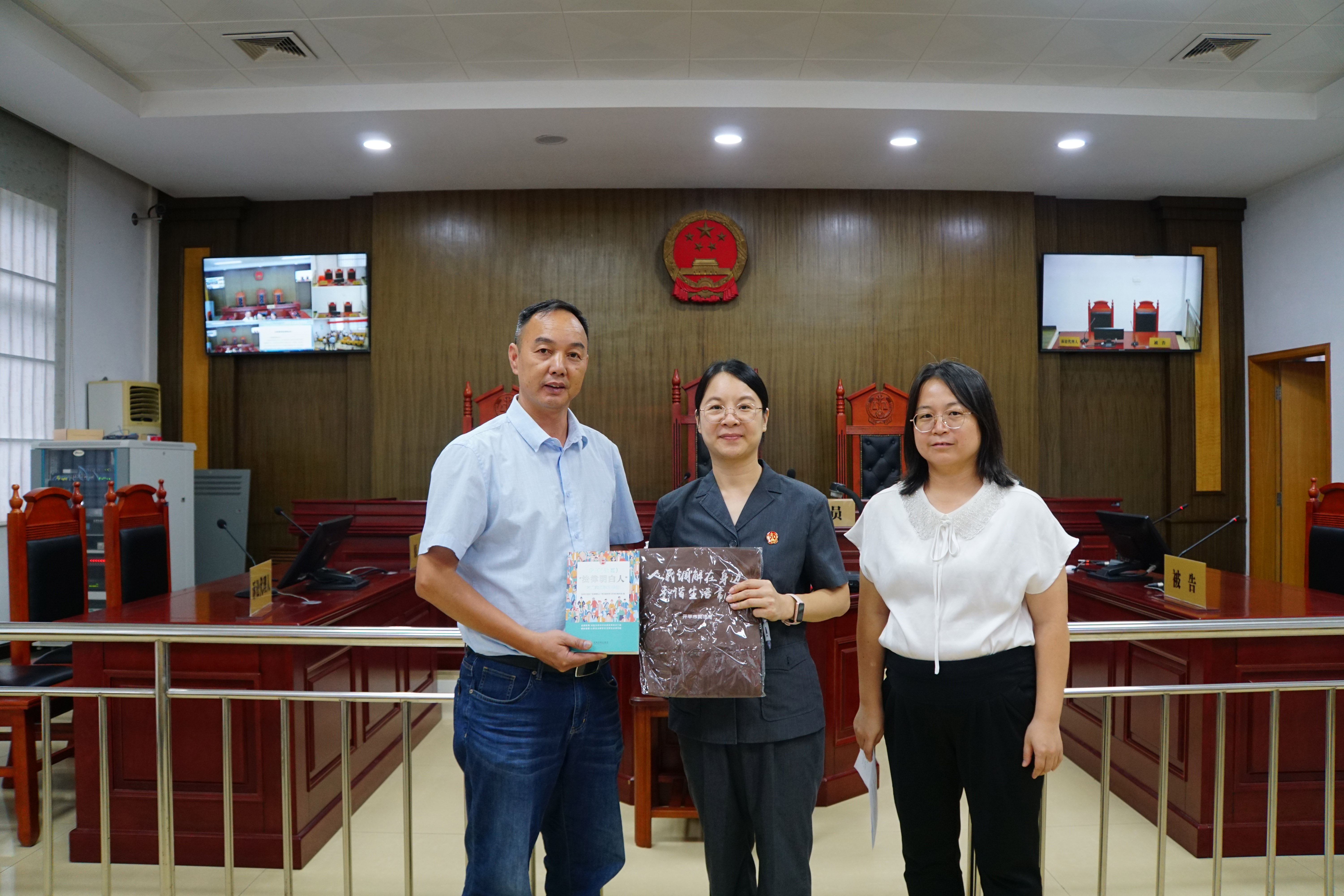 6.赠送普法书籍和普法宣传品.jpg