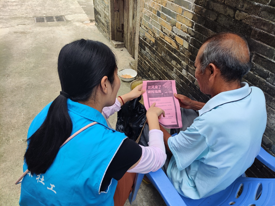 “双百”社工为老人制作防风避险指南，并解说防御台风知识.png