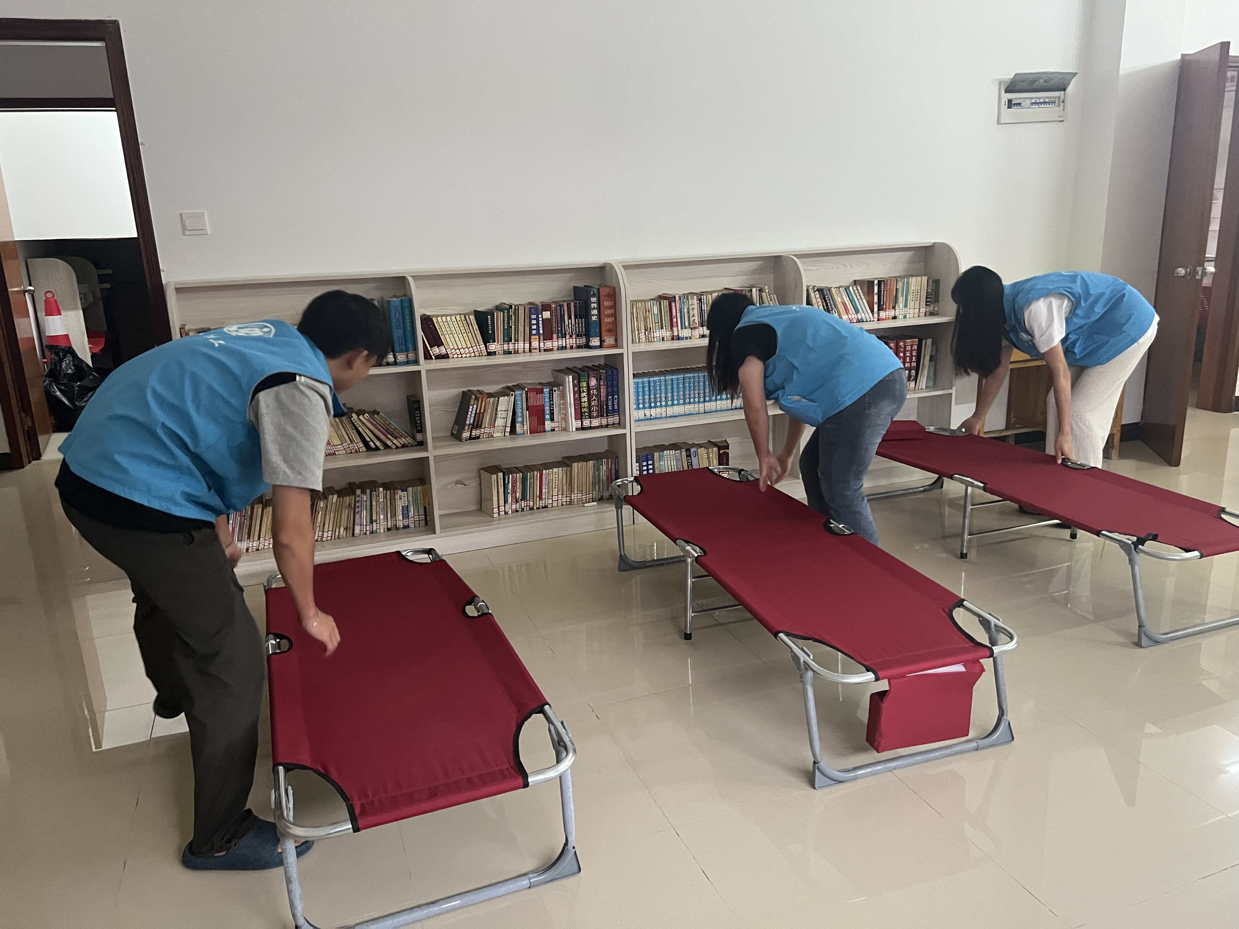 图4：赤坎镇“双百”社工提前布置安置点，做好安全转移准备_副本.jpg