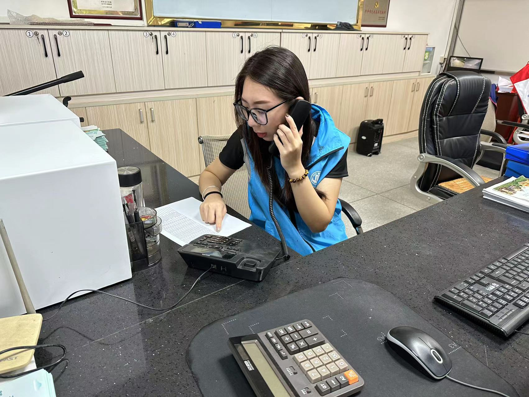 图1：双百社工电话巡防群众，了解情况_副本.jpg