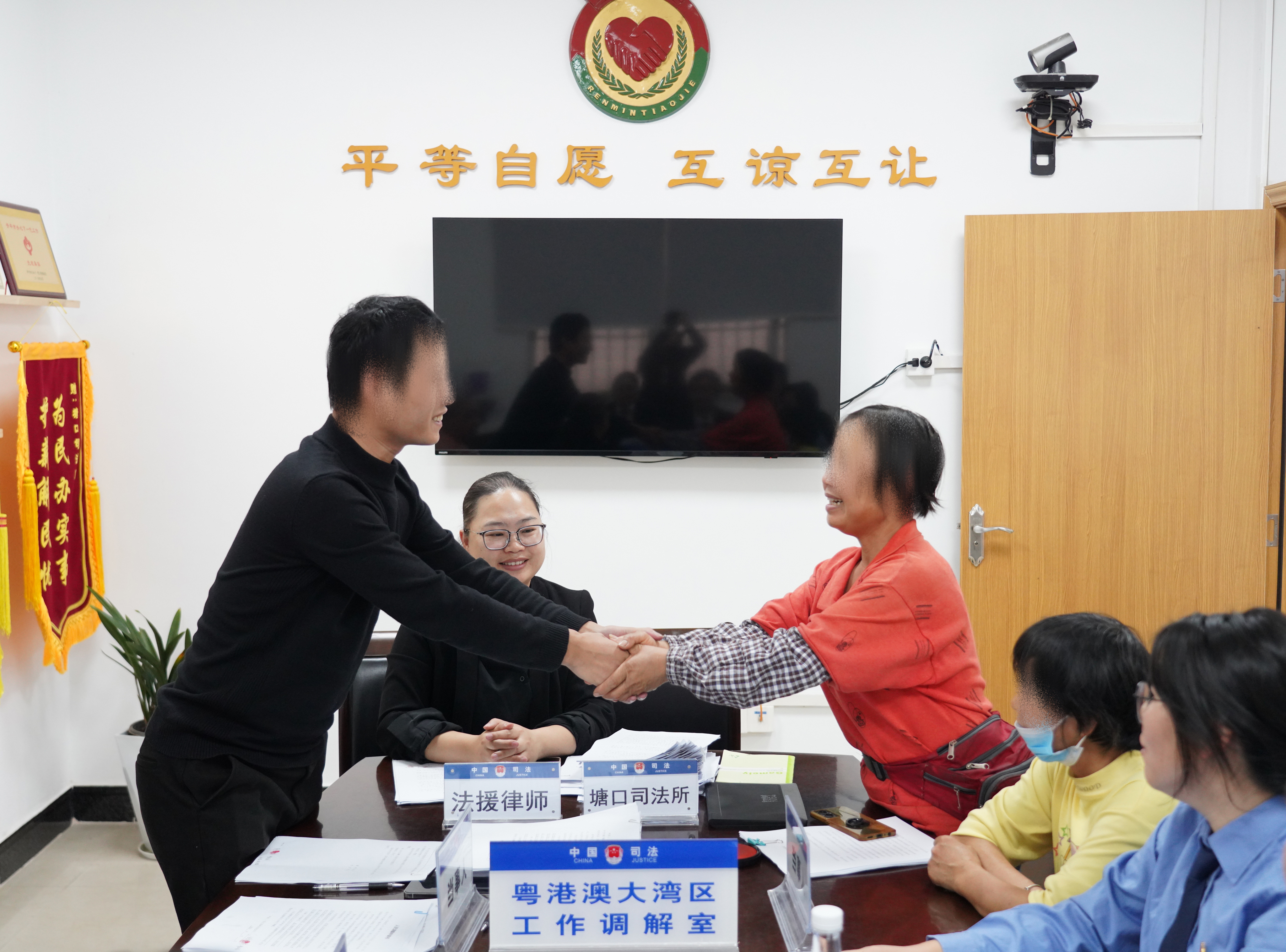 双方代表握手言和，喜逐颜开.jpg