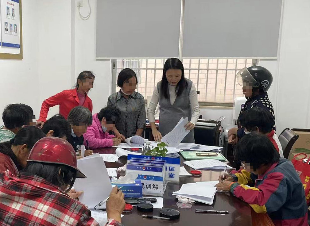 郑律师为退休工人提供“家门口“的法律援助.jpg