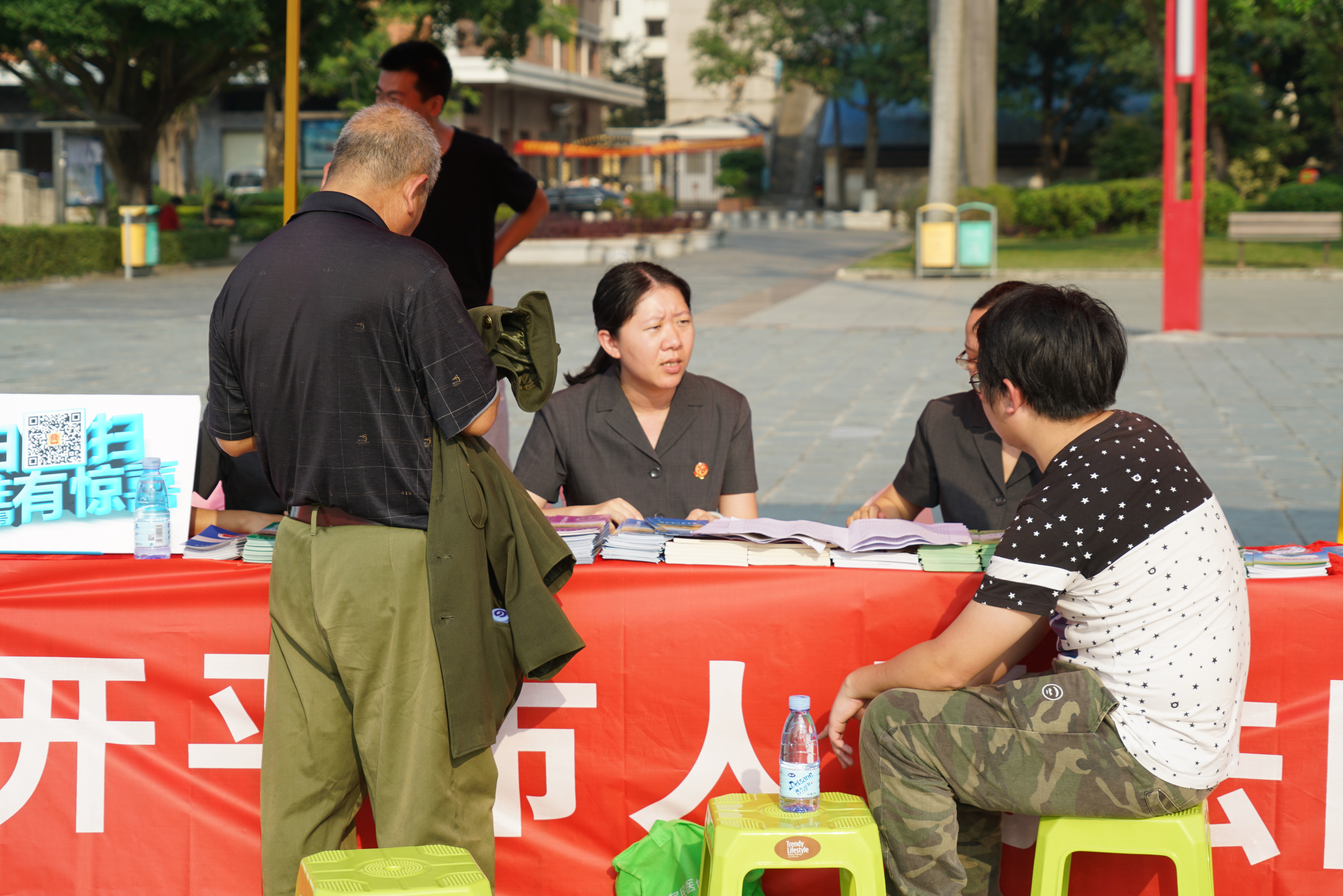 3.法院普法宣传照片.jpg