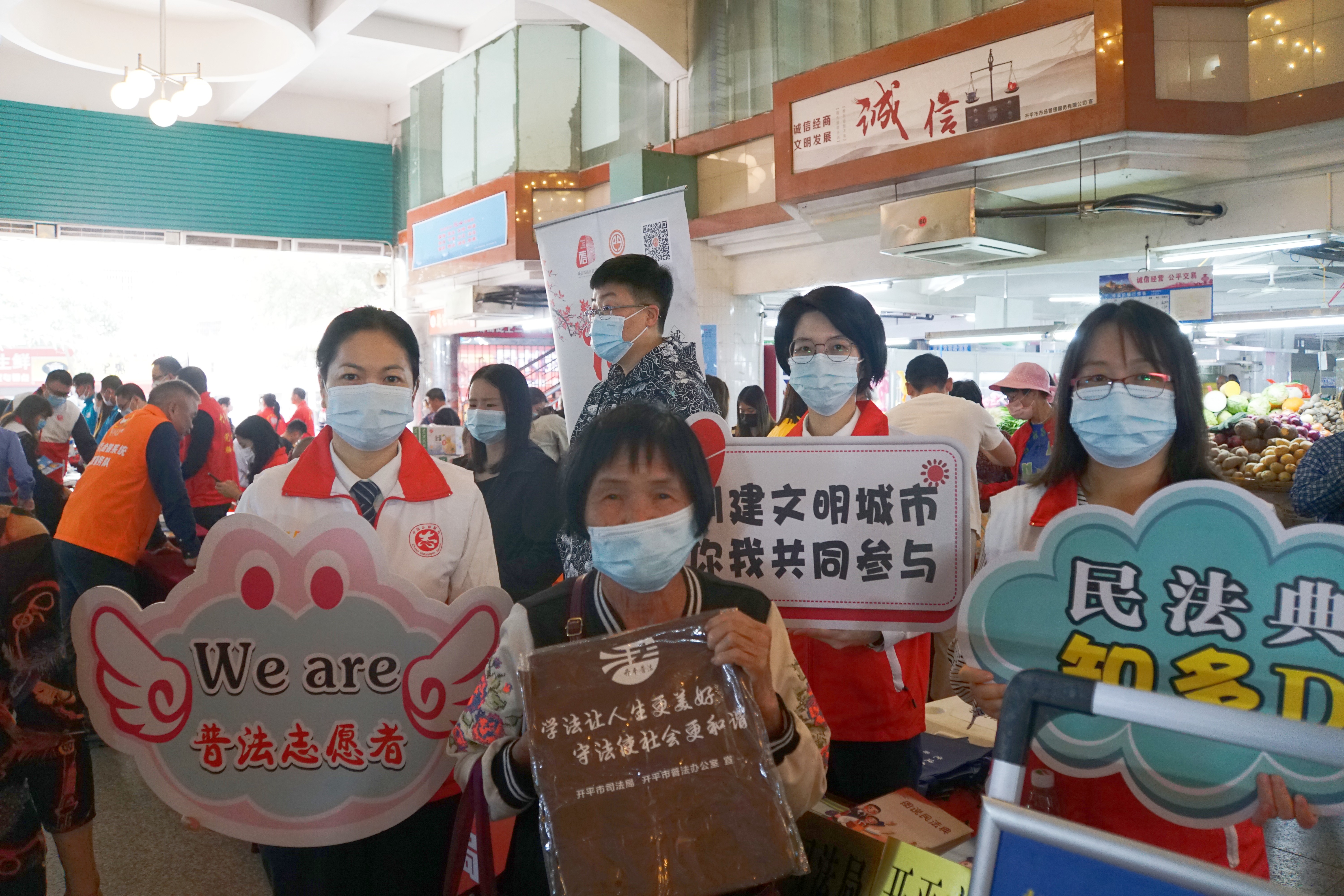 4.引导群众手持法治宣传牌打卡拍照，传播法治观念 (2).jpg