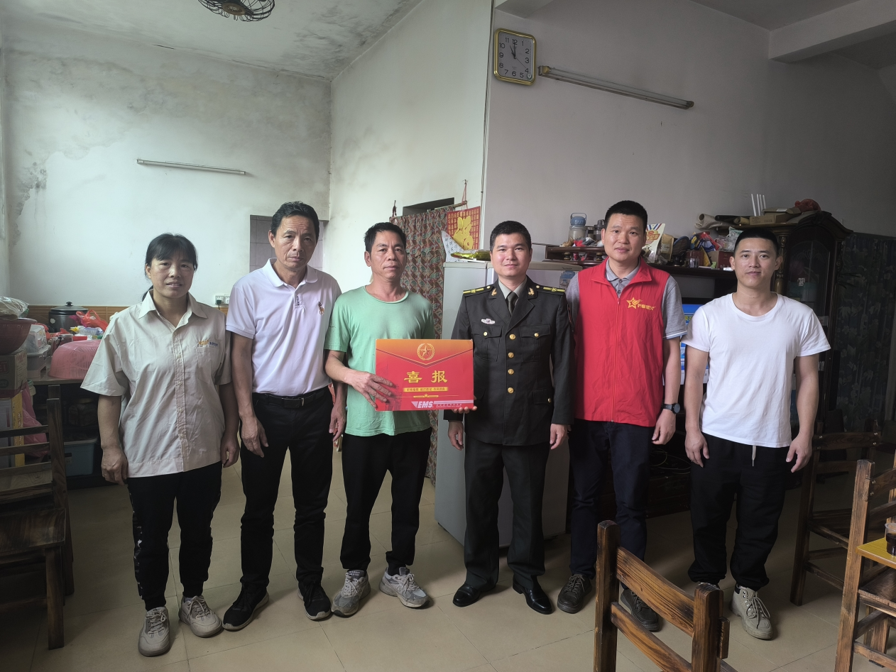 亚星官网
退役军人第15期工作简报 喜报传佳讯 尊崇暖人心——亚星官网
为“四有”优秀士兵送喜报.doc_3