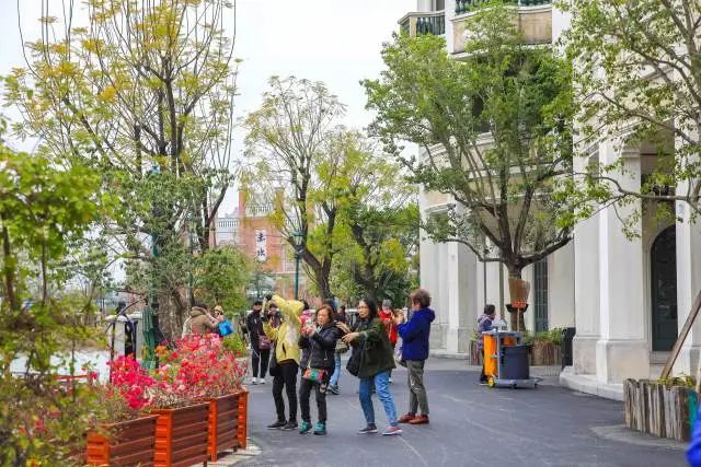 赤坎华侨古镇鲜亮灵动的水乡画卷,引得游人驻足留影。 图片