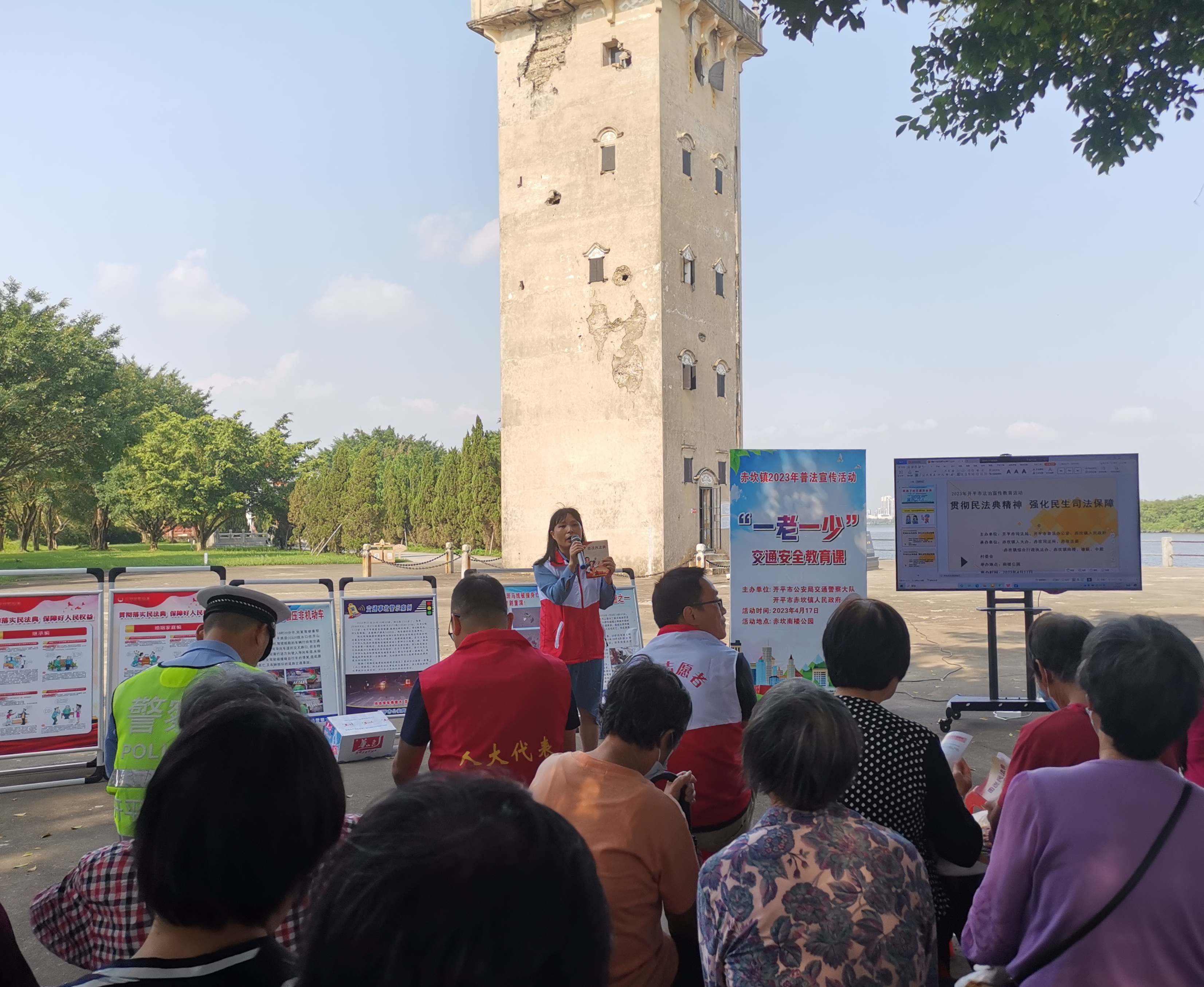 亚星
基层司法行政“导师”谭银贞利用红色阵地，到赤坎南楼纪念公园开展“碉楼下的法治宣传课”.jpg