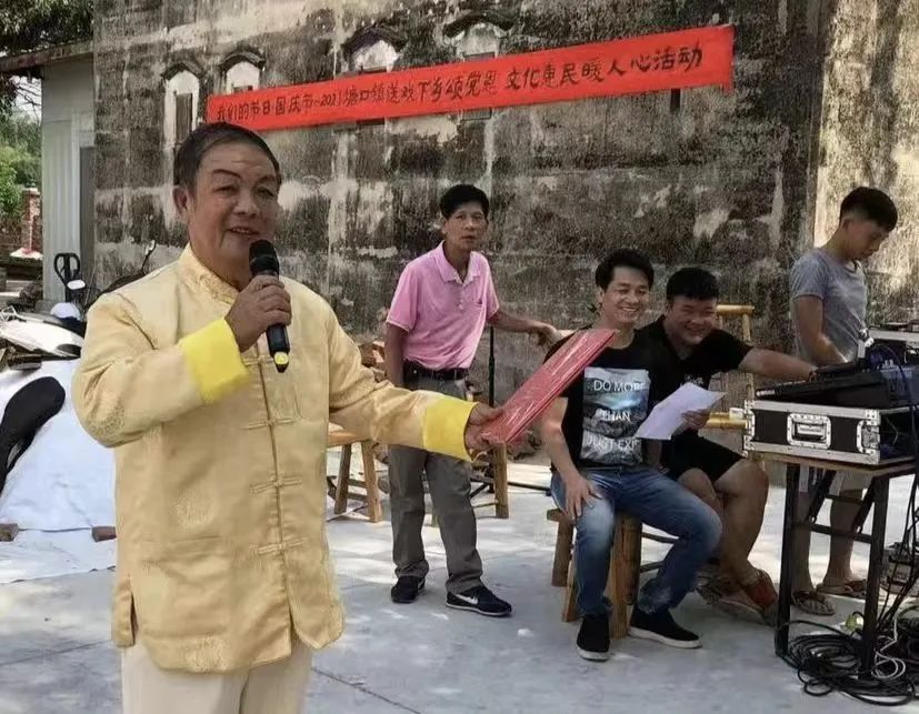 亚星
民歌“卖鸡调”传承人张巨山演唱法治民歌.jpg