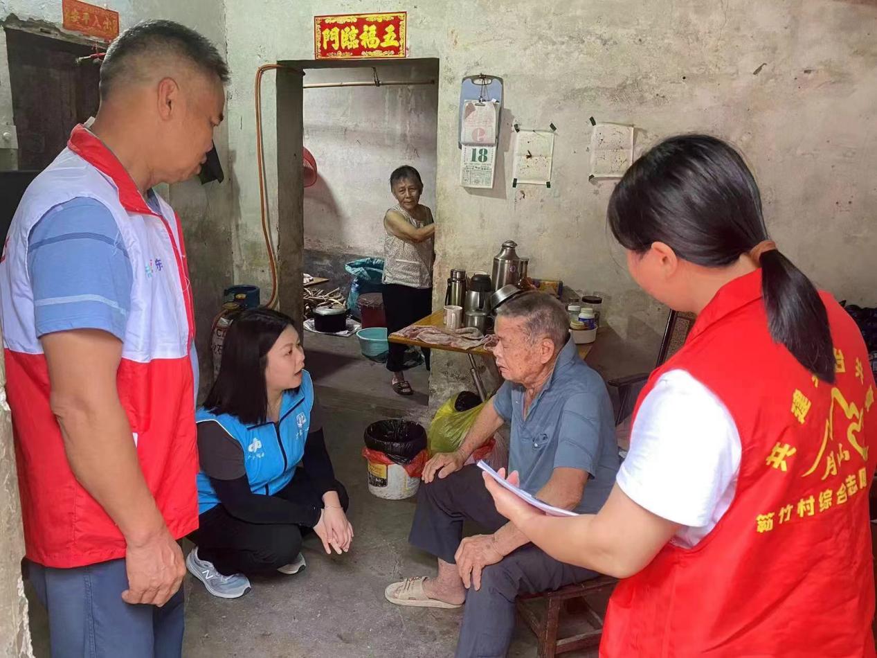 “双百”社工联动村委和志愿者入户为困难对象传递天气和避险信息，叮嘱提前做好防范措施.jpg
