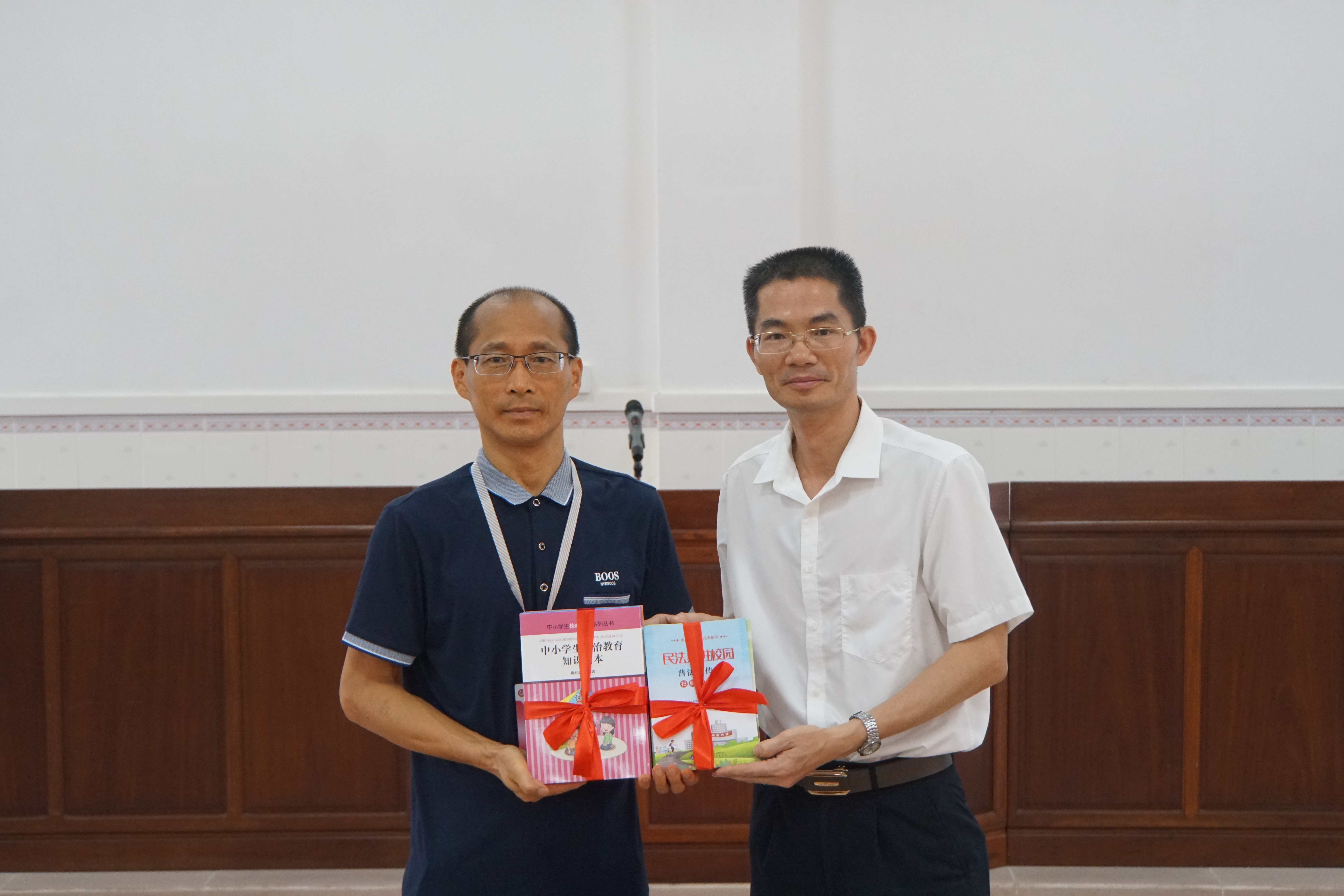 2.赠书仪式.JPG