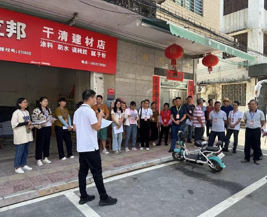 视察银龙路升级改造工程项目照片.png