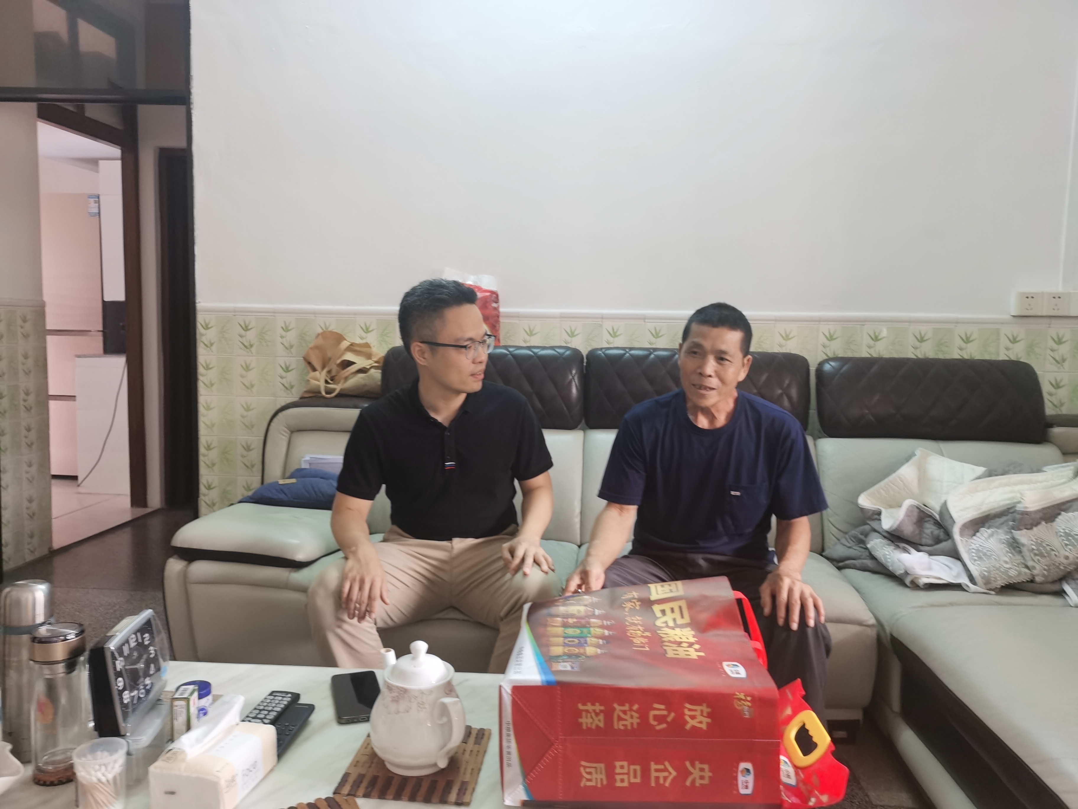 陈镇慰问.jpg