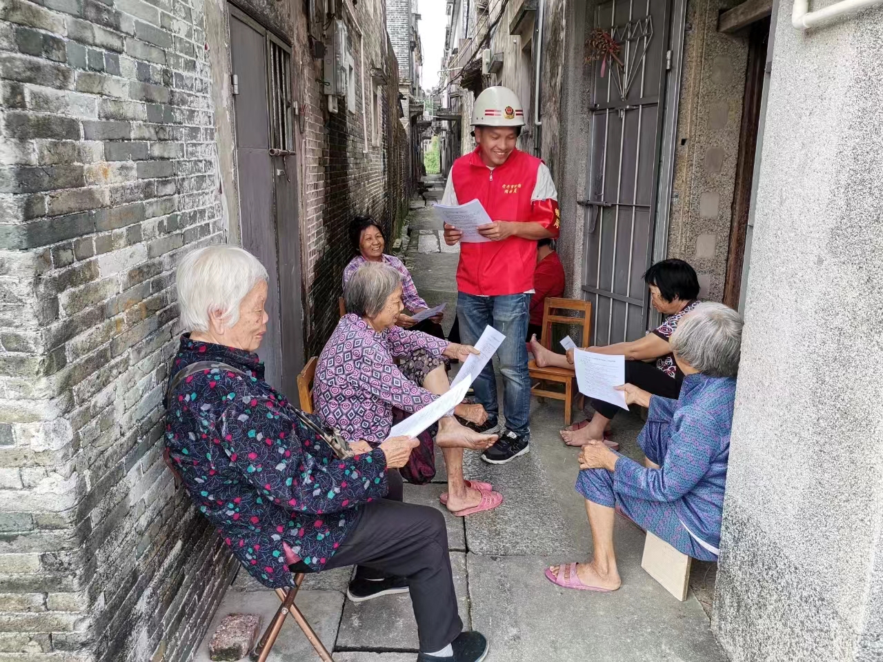 3黄光辉在街头巷尾向老人群体普法.jpg