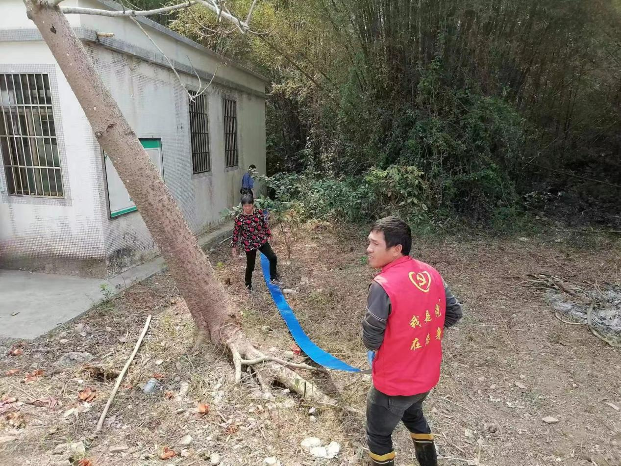 7.黄光辉带头参与森林救火.png