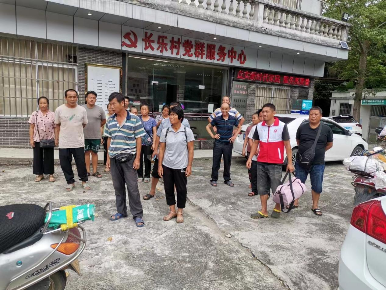 8.黄光辉在台风来临前协助群众转移.png